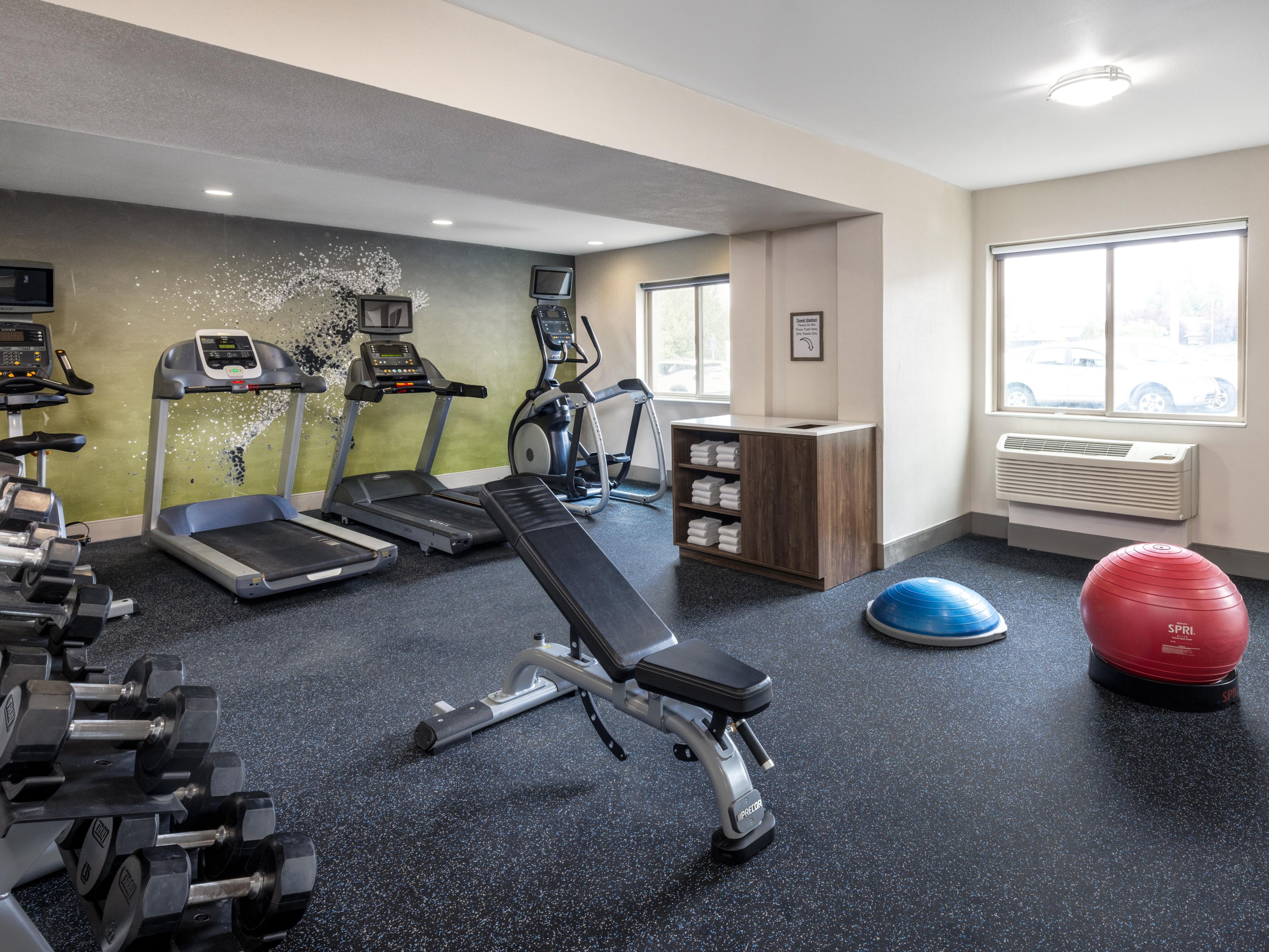 Manténgase en forma durante su estancia en nuestro gimnasio totalmente equipado, abierto las 24horas. Disfrute de una variedad de equipos modernos, que incluyen máquinas elípticas, cintas de correr, bicicletas estáticas y pesas libres. Ya sea que se levante temprano o prefiera ejercitarse tarde en la noche, nuestras instalaciones de cortesía están diseñadas para satisfacer sus necesidades de ejercicio.