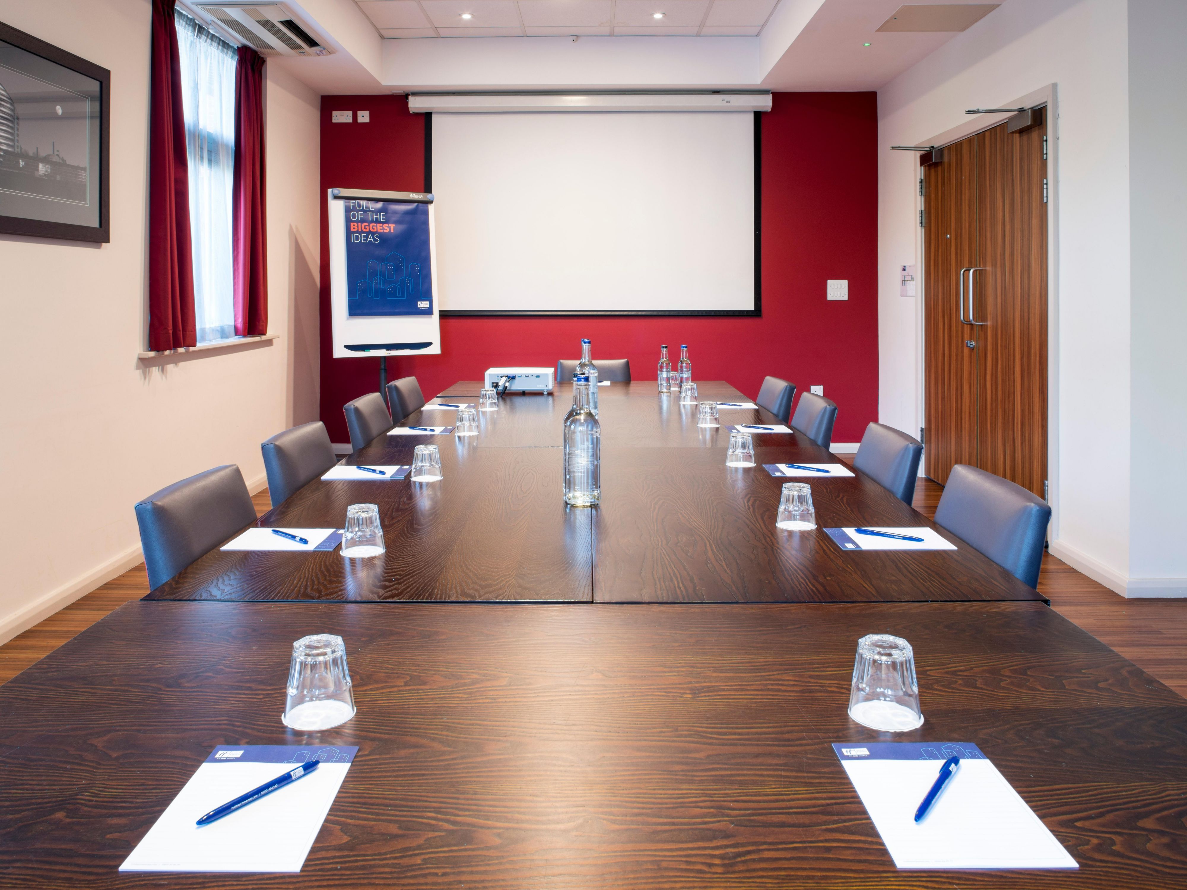 Fox and Soar Suite: ที่นั่ง มีการจัดเตรียมโดยบาร์ส่วนตัวและ 100 ฟ็อกซ์ สวีท: ที่นั่ง 30 และมองเห็นสนามกีฬาคิง เพาเวอร์ (เหย้าของ แอลซีเอฟซี) เบเวอร์ลีย์ สวีท: ที่นั่ง 20 Fox and Soar Bar: ที่นั่ง 60 - เหมาะอย่างยิ่งสำหรับการต้อนรับเครื่องดื่ม