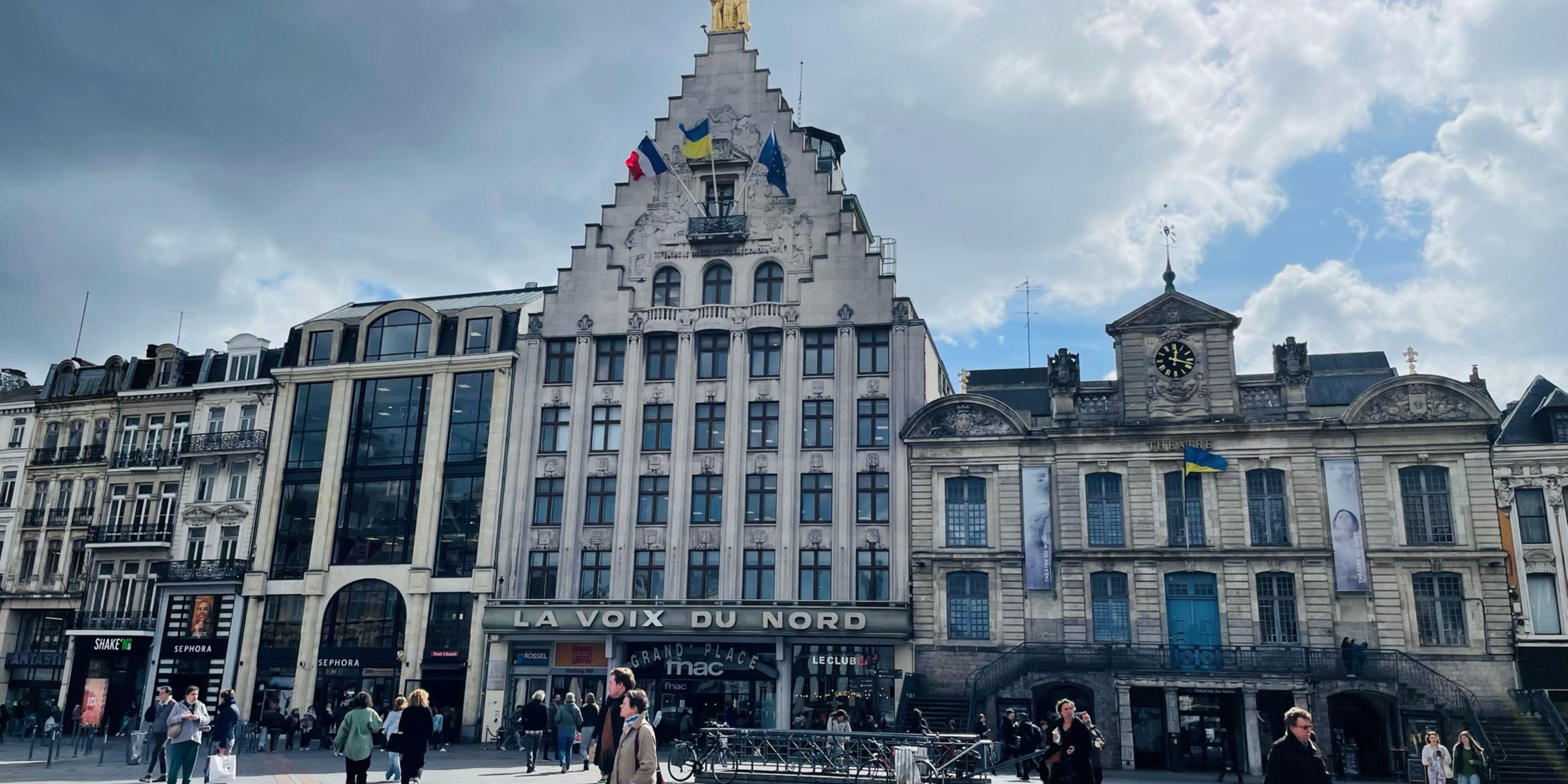 L’Holiday Inn Express Lille centre est situé dans le quartier République , à 10 minutes à pieds de la Grand Place et de ses rues piétonnes. L’arrêt de métro République Beaux-Arts se situe à 200m de l’hôtel et vous permettra de rejoindre les gares Lille Flandres, Lille Europe  et le centre commercial Westfield Euralille facilement.