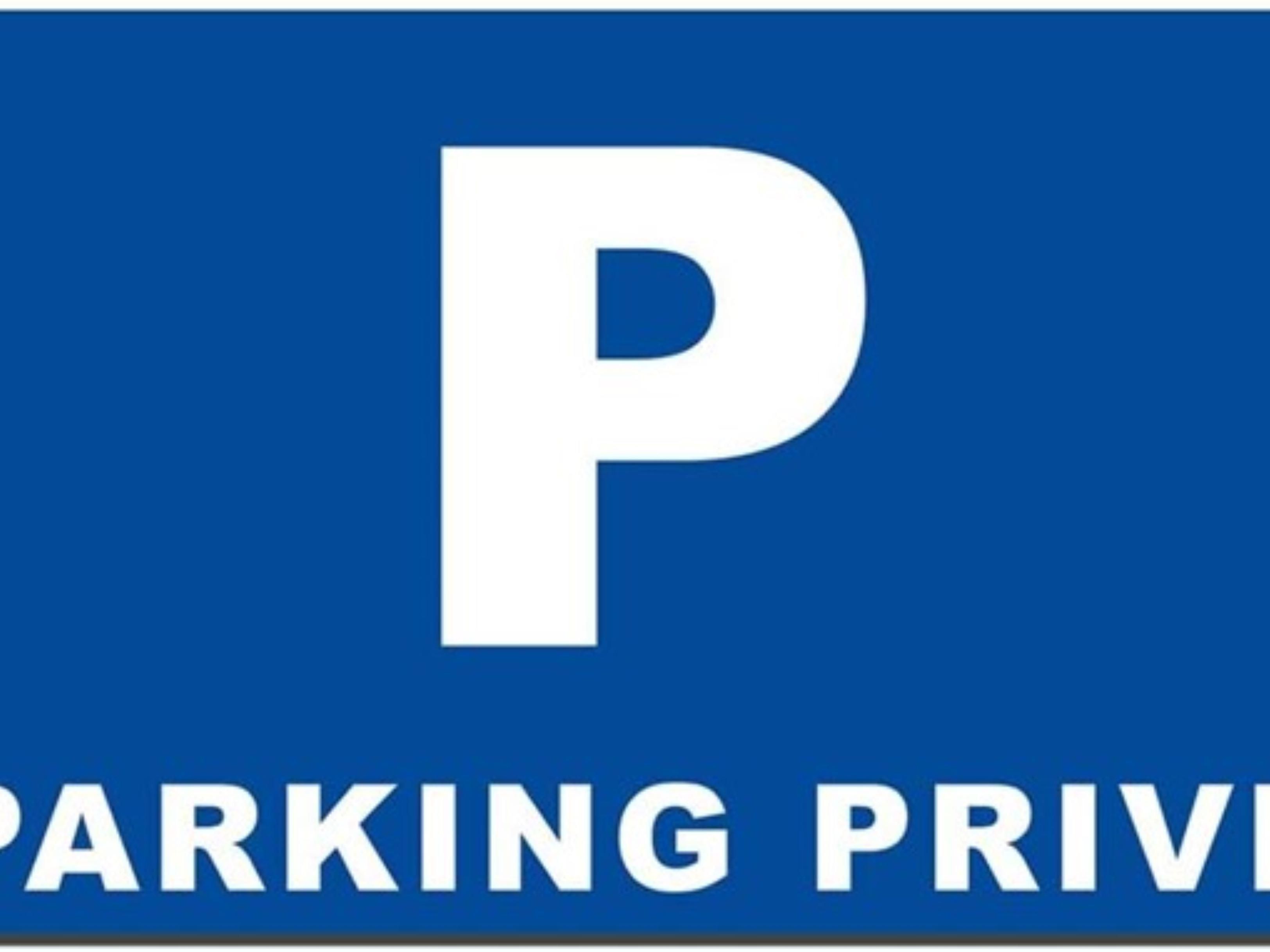 Holiday Inn Express Lille Centre provides you with a private and secured car park (17 euros a day extra charge). The parking is secured, and video monitored 24h/24. Because our car park is underground, the height limit is set at 1.90m. We only have 50 places available without reservation.