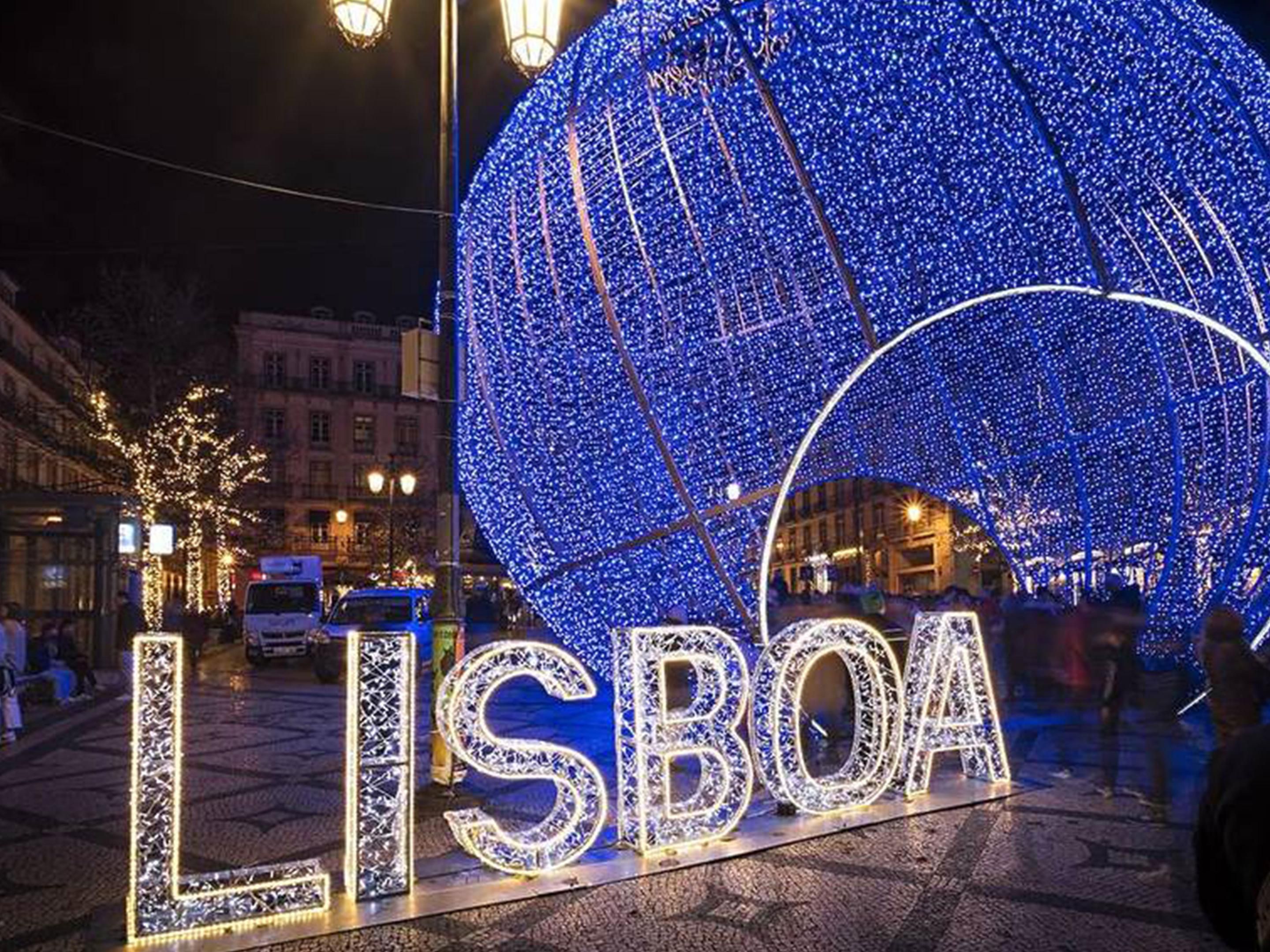 In Lisbon, the magic of Christmas comes alive in its charming markets. Among twinkling lights, traditional crafts, and the aroma of sweets and roasted chestnuts, you’ll find unique gifts and festive treats. A stroll through Lisbon’s Christmas markets is a celebration of flavors, traditions, and holiday spirit.