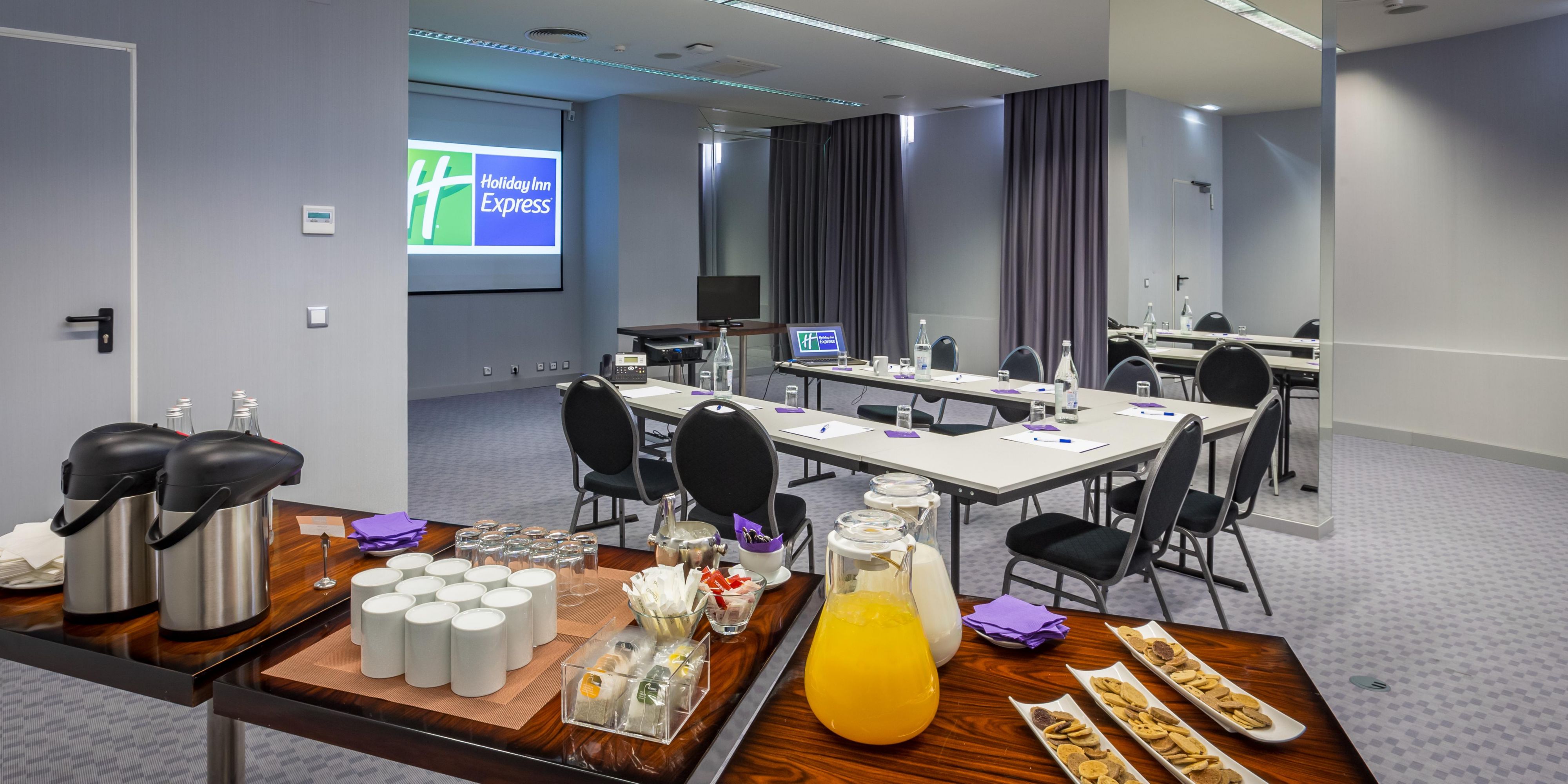 A convenient meeting venue in the heart of Lisbon.
Business and corporate guests are welcome to use the hotel's modern, spacious boardroom, which comfortably hosts meetings or presentations for up to 40 people. The room comes with free Wi-Fi and presentation facilities are available on request.
