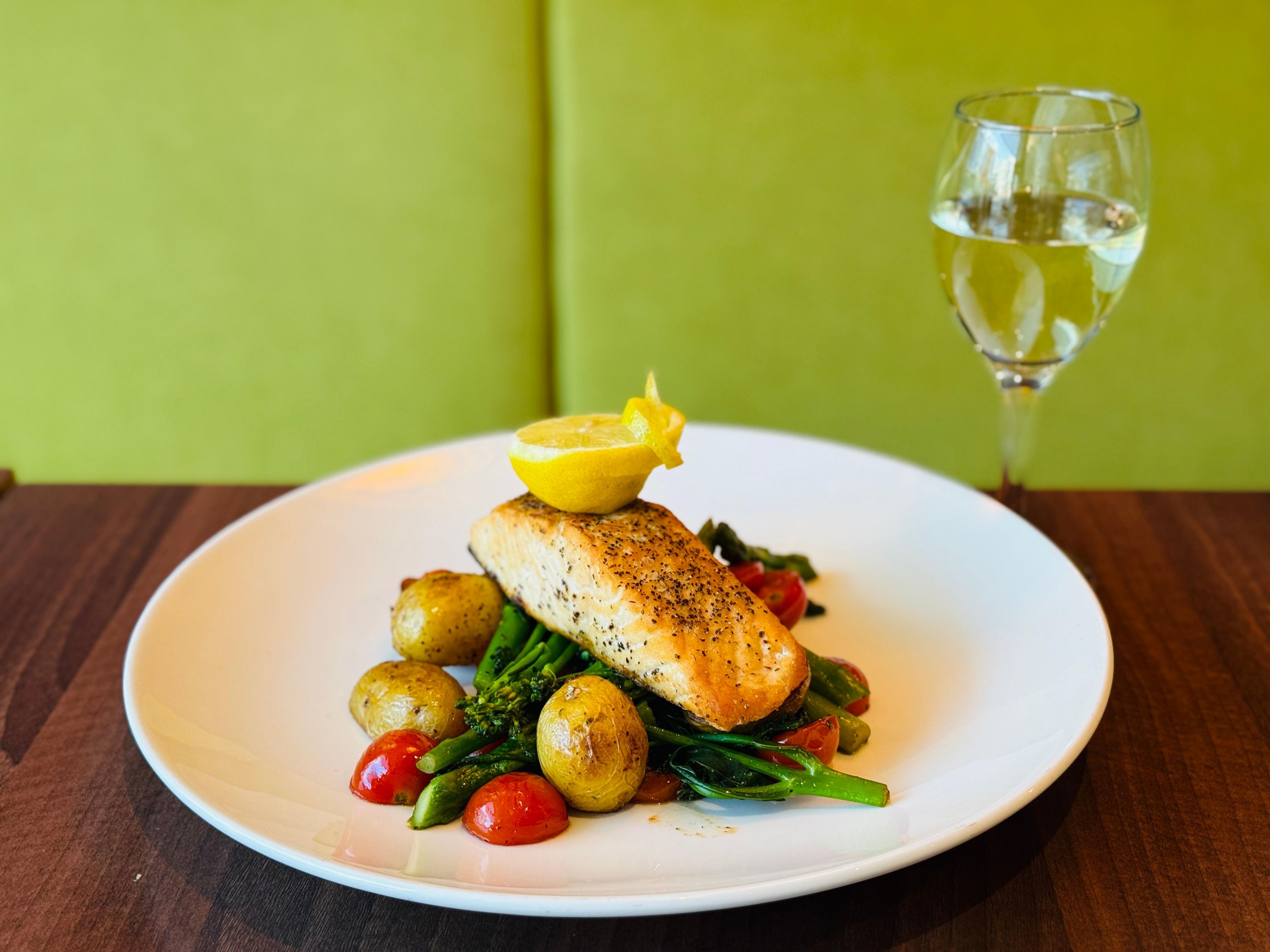Discover delicious all-day dining options, including a cozy pub-style dinner service, featuring traditional favorites like fish and chips, plus a variety of creative modern dishes. Pair your meal with a refreshing draft beer, cider or a choice from our curated wine list. It’s the perfect way to relax after a busy day in the city.