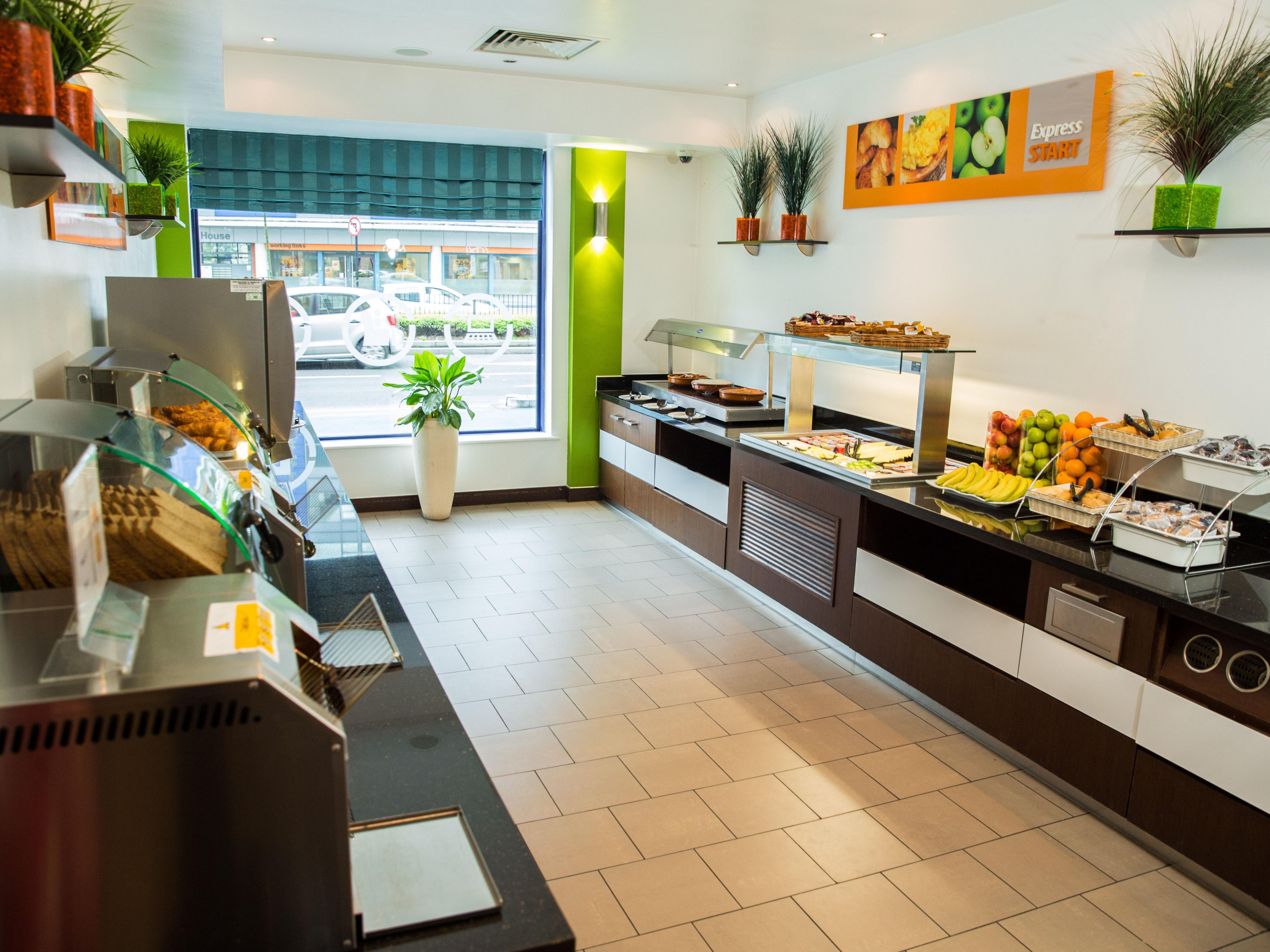 Start your morning with our free Express Start® Breakfast buffet, featuring a delicious selection of hot and cold favorites. Tuck into classic options like eggs, sausages or bacon, freshly baked pastries, and seasonal fruit to fuel your day.