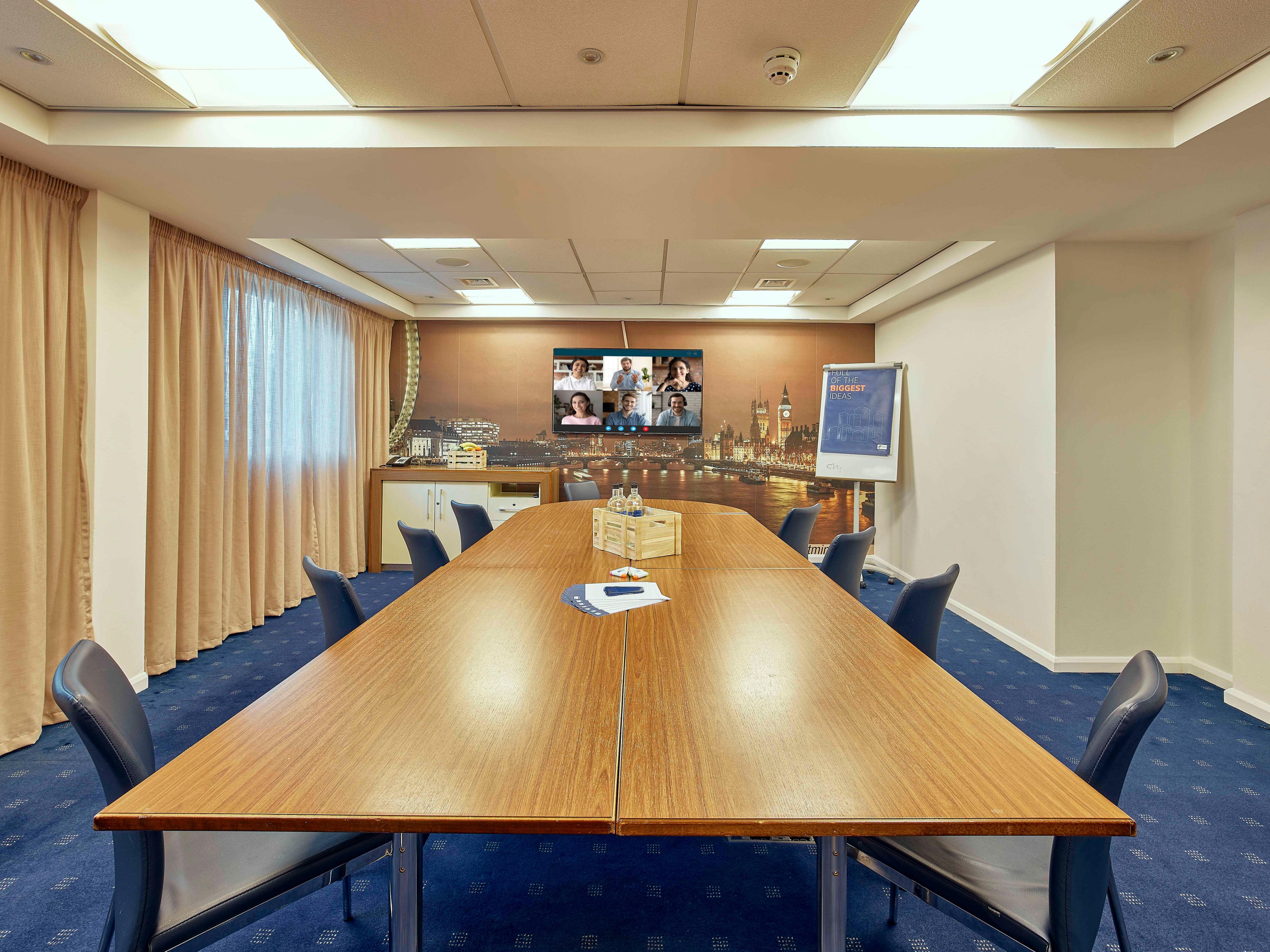 Host business or social events in our versatile spaces, thoughtfully designed to accommodate up to 80 guests. With customizable layouts, personalized service, and free Wi-Fi, our flexible venue offers the ideal setting for everything from business meetings and team meetings to intimate gatherings and classes.