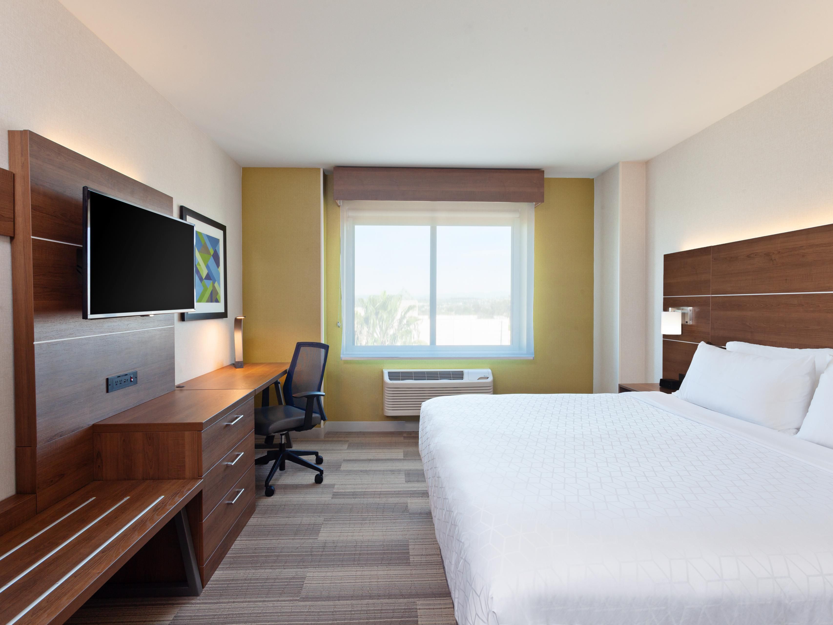 Holiday Inn Express Los Angeles LAX Airport Guest Room Suite Options   Holiday Inn Express Los Angeles 5879396151 4x3