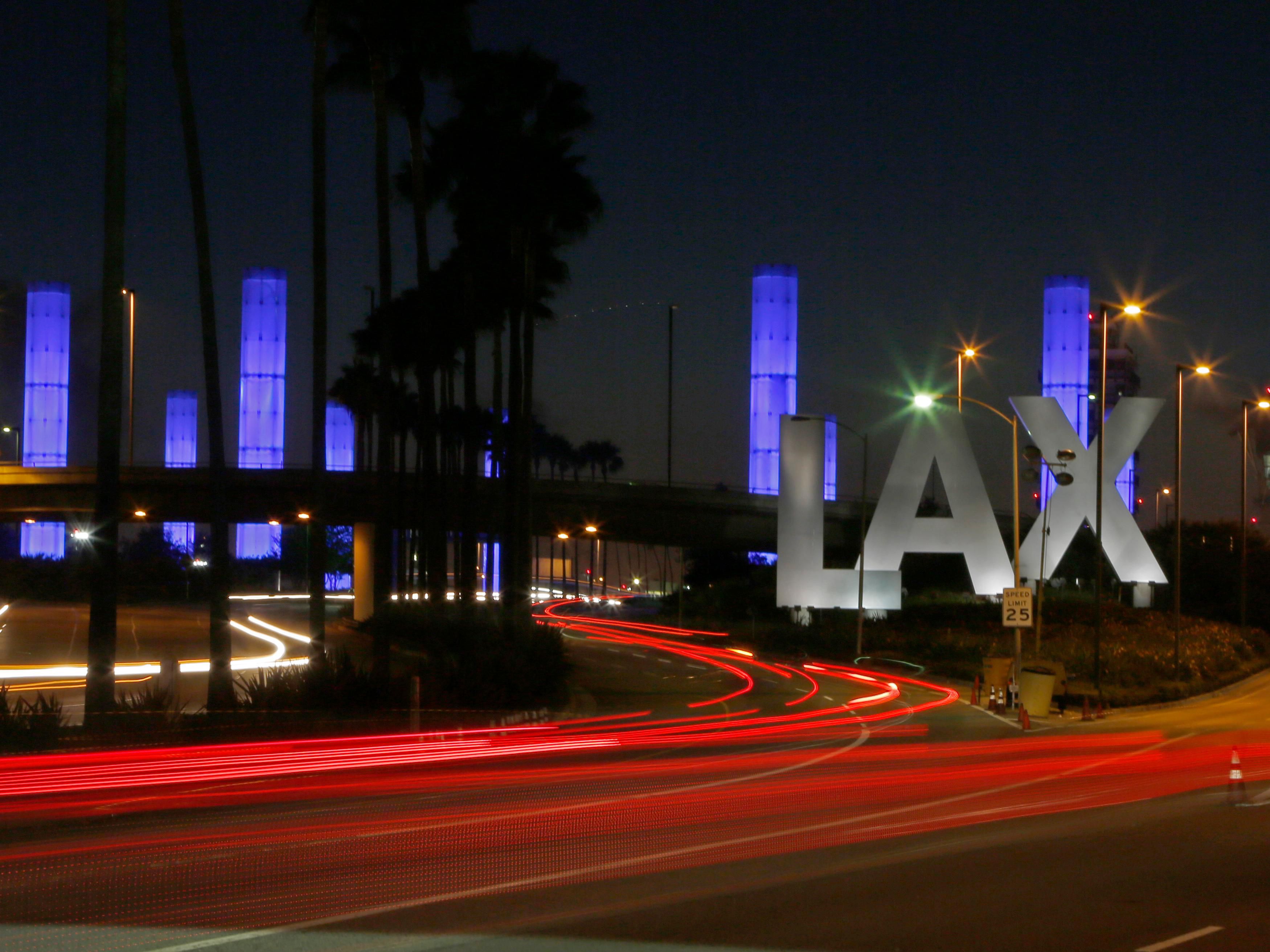Oferecemos serviço de transporte gratuito aos nossos hóspedes de e para o Aeroporto Internacional de Los Angeles. LIGUE DIRETAMENTE PARA O HOTEL EM 310.645.7700 NA CHEGADA DO AEROPORTO PARA RECEBER INSTRUÇÕES DE RETIRADA DO TRANSPORTE. 