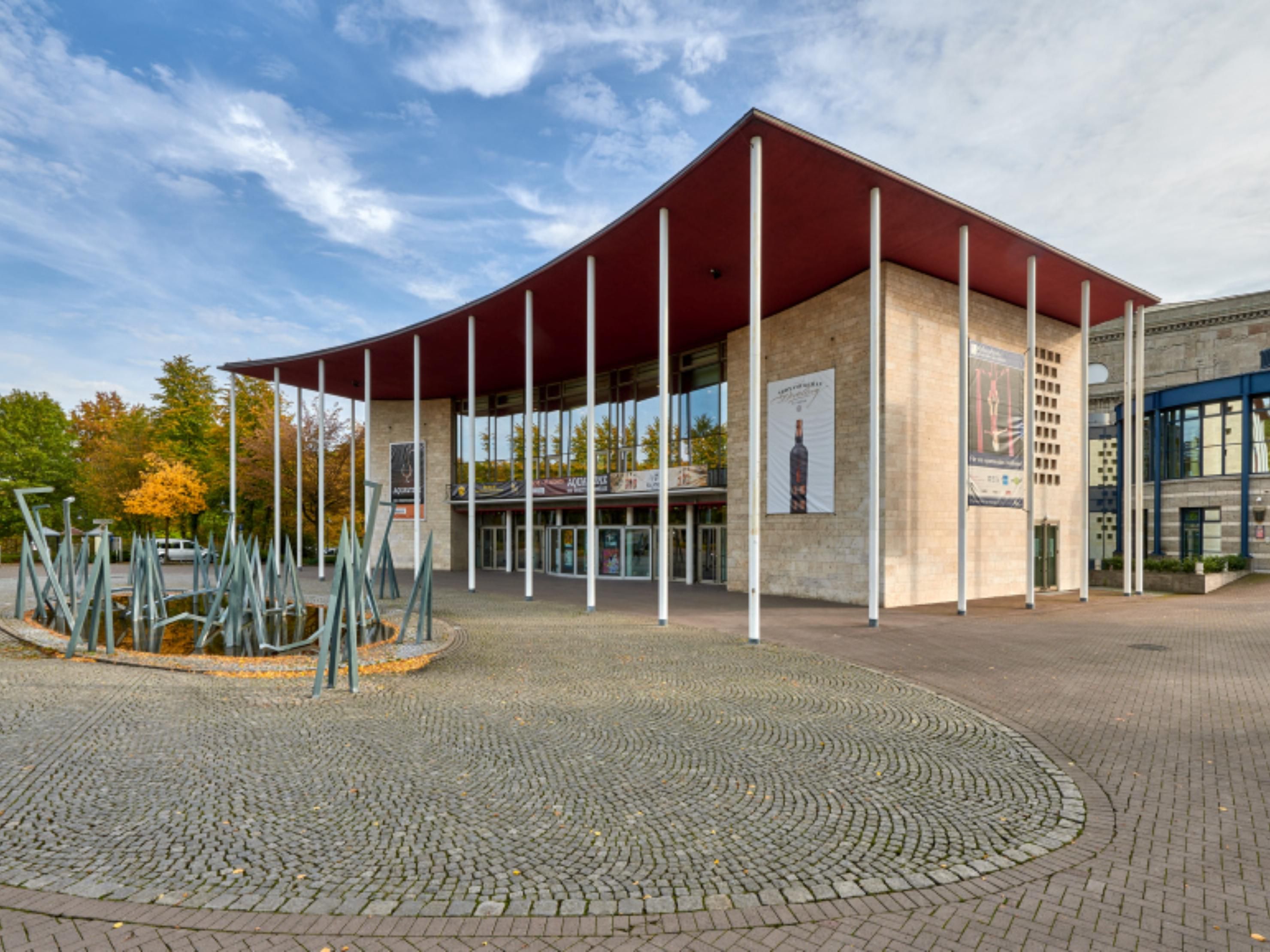 Experience concerts, opera, musicals, as well as comedy & cabaret in the Mülheim town hall. It is just a five minute walk away.