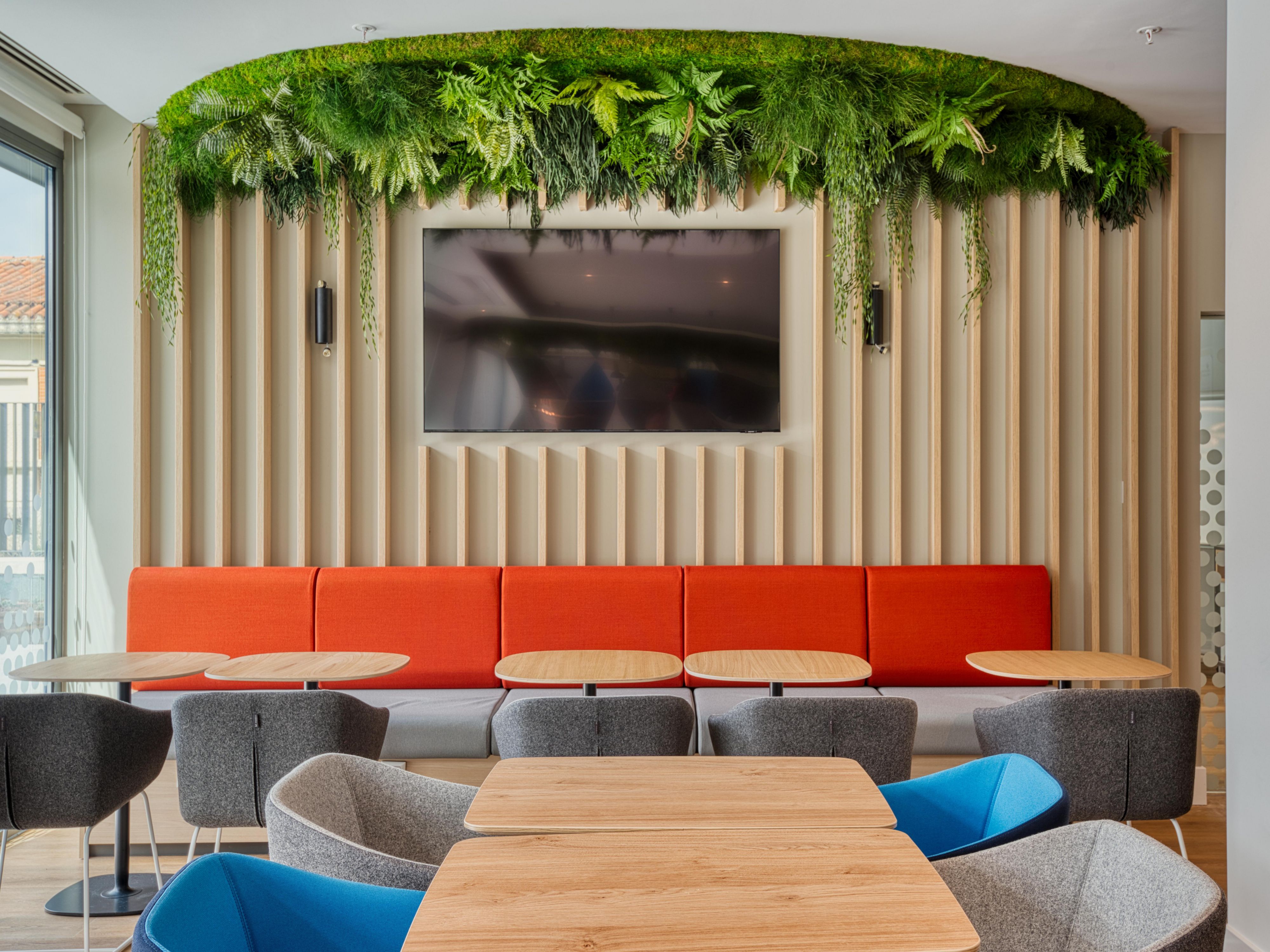 Express Coffee & Bar ambiance blends with a relaxed and laid-back atmosphere, perfect for savouring with friends, family or that special someone. Every moment here turns into an unforgettable experience.