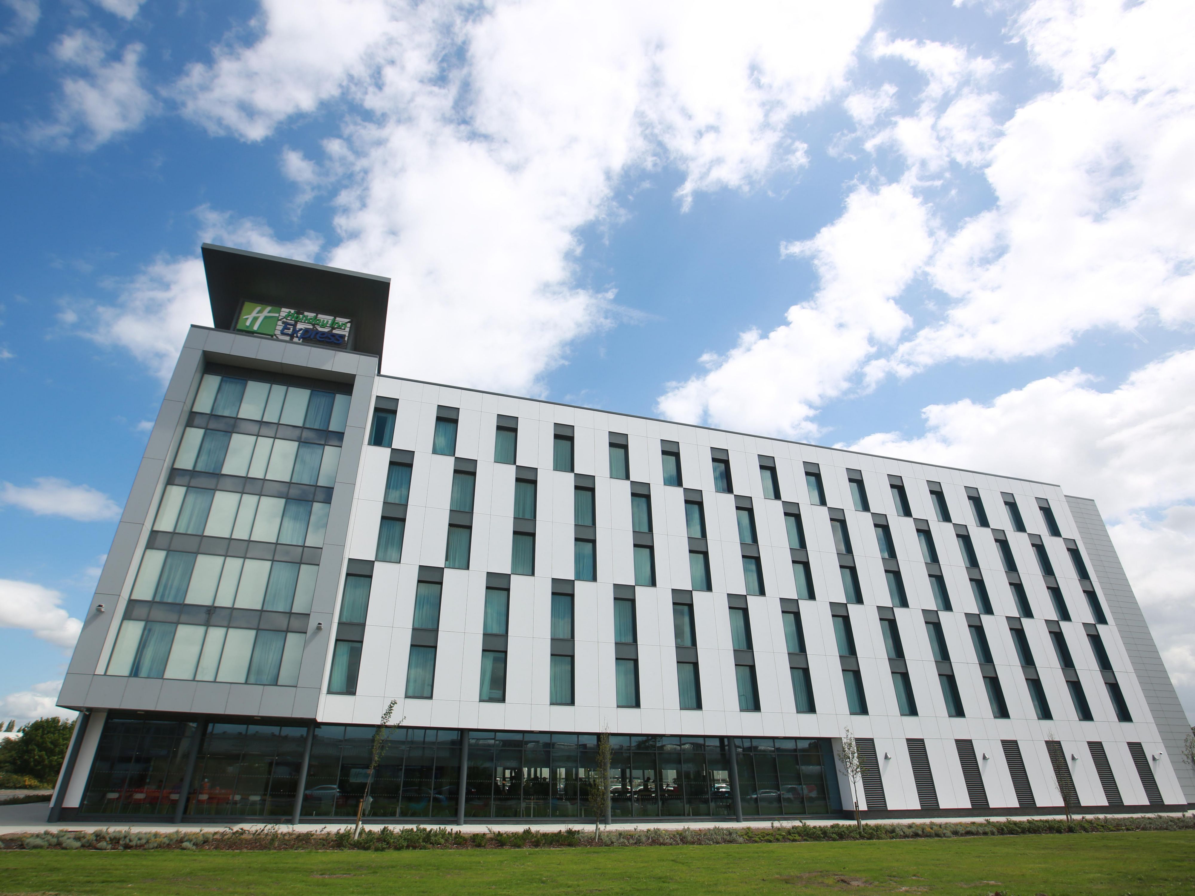 The hotel is located a stone’s throw from the Trafford Center, a hub for shopping, leisure actives and late-night dining. The Trafford Centre also plays host to Legoland discovery centre and SeaLife Manchester aquarium. Located a few steps away on the Metrolink is the Manchester United home ground of Old Trafford.