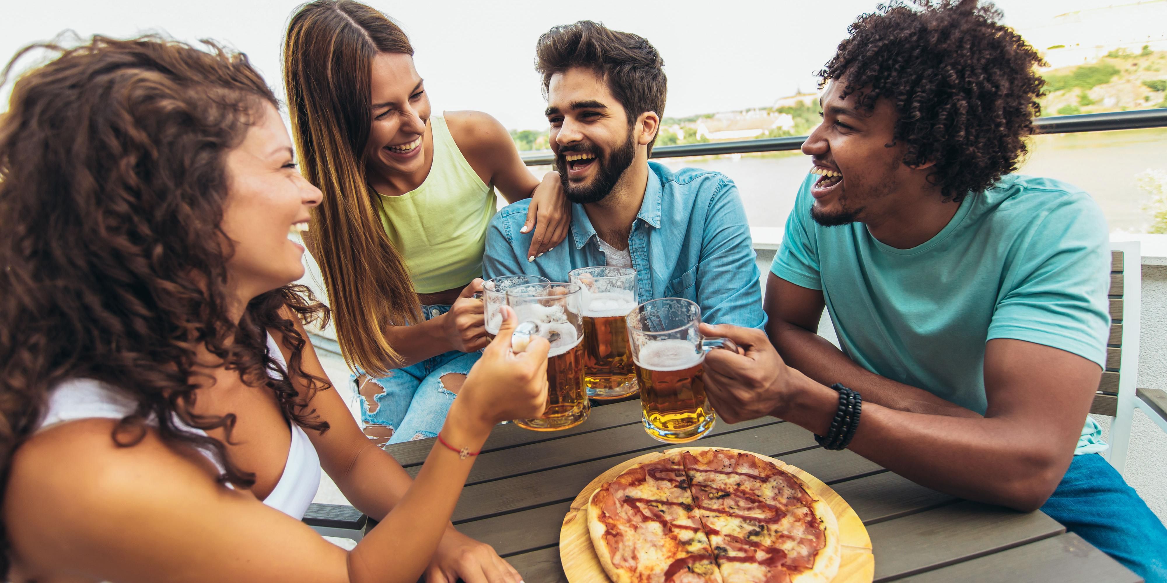 Al fresco dining and drinks? We've got you. Order a crisp pint, glass of wine, gin and tonic or something softer to enjoy in our outdoor seating area by the Quays. Cheers!