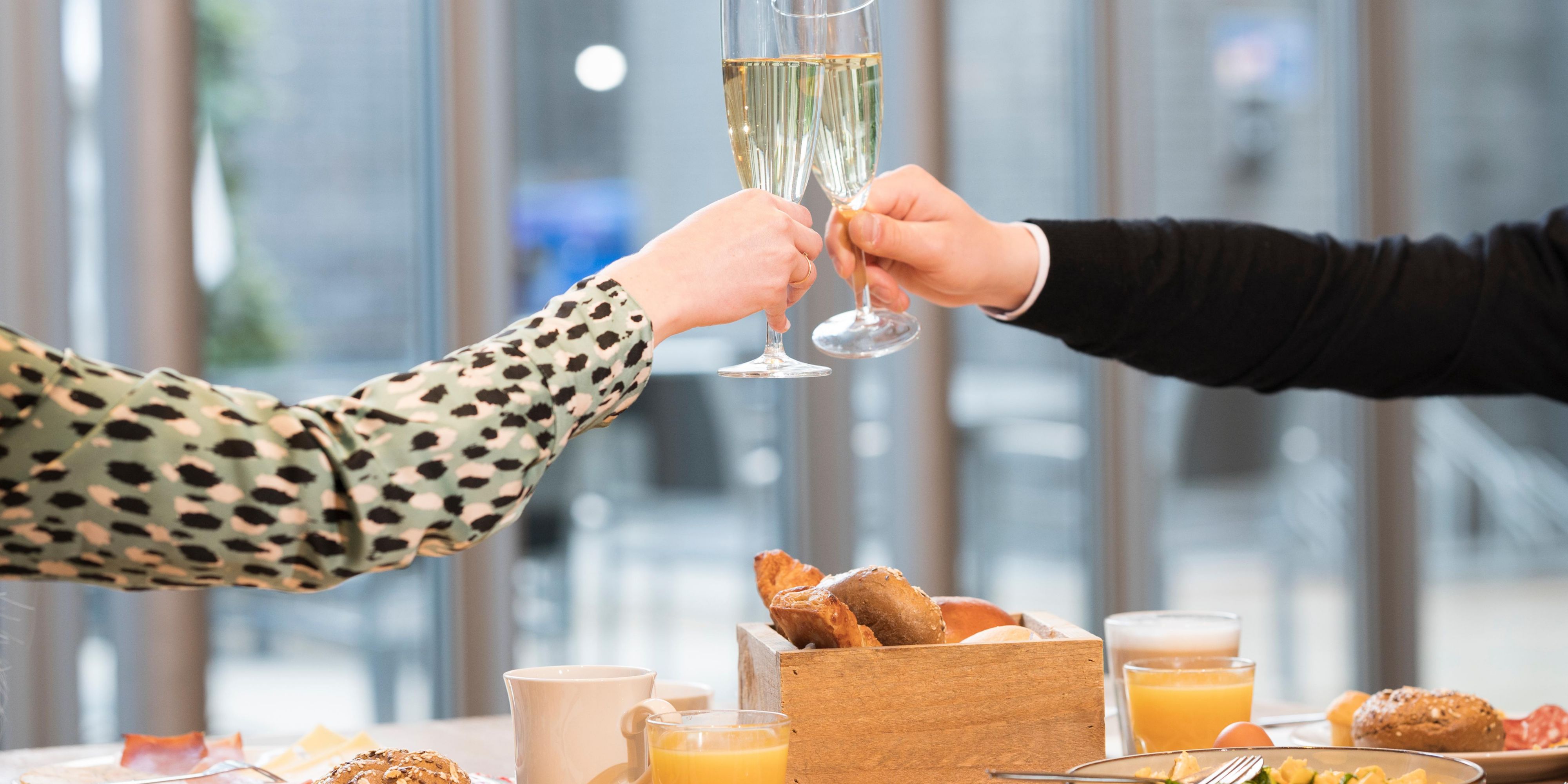 We like to spoil our guests during their weekend break. Treat yourself to a glass of bubbles to start your day well. We offer complimentary bubbles at breakfast during weekends and school holidays. Enjoy it!