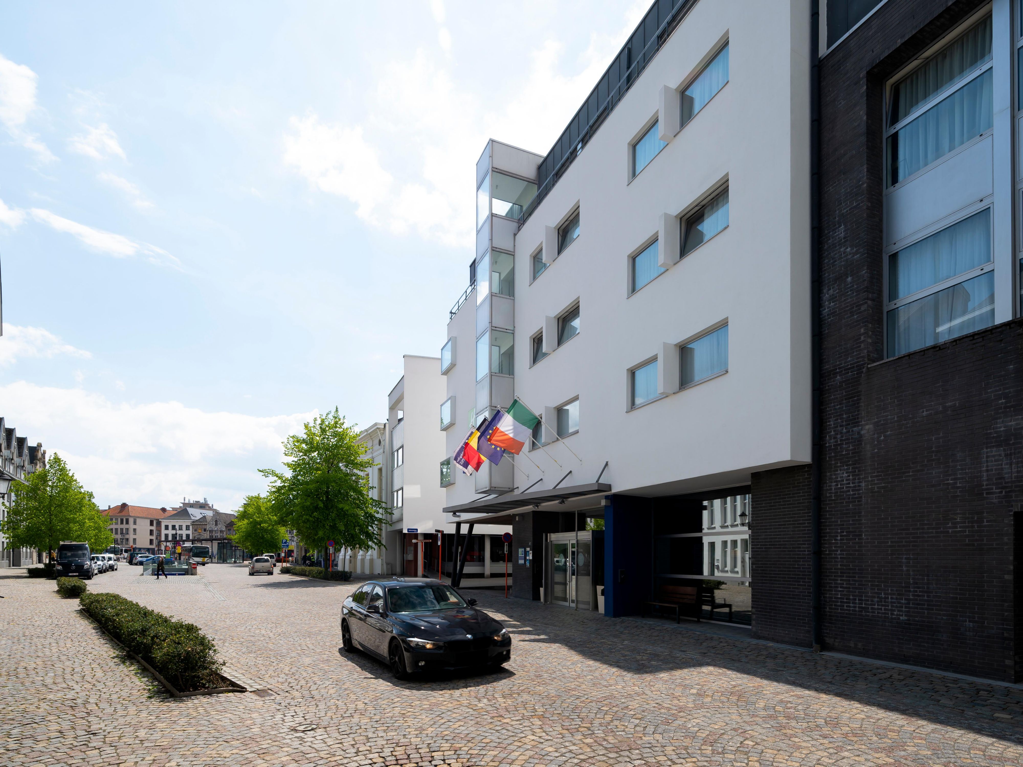 Easily accessible by car and public transport