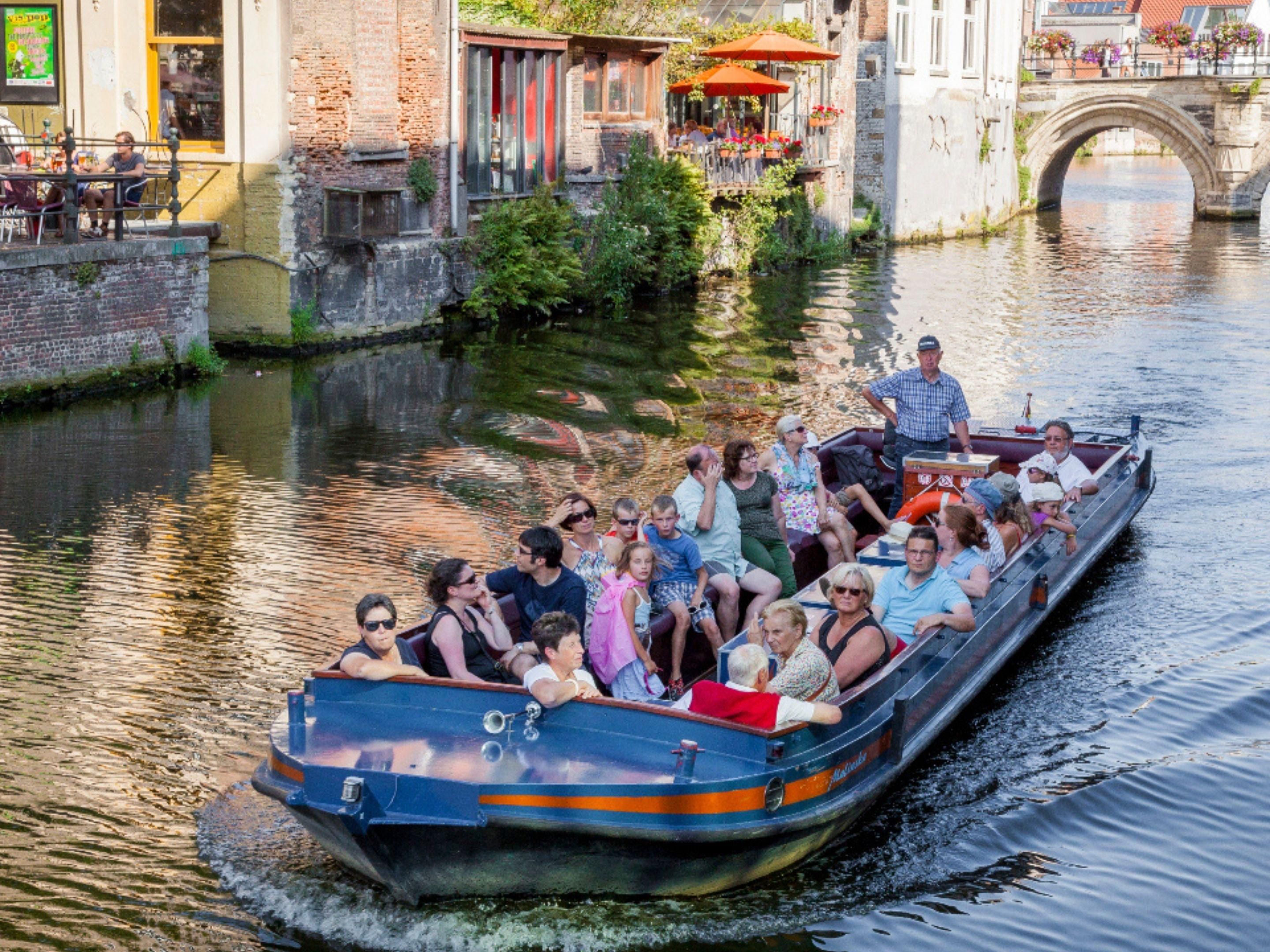 Would you like to experience Mechelen in a different way? Embark on a fascinating boat trip on the Dyle. Discover the sights on the banks. Facts about Mechelen are told via sound recording or by a city guide.