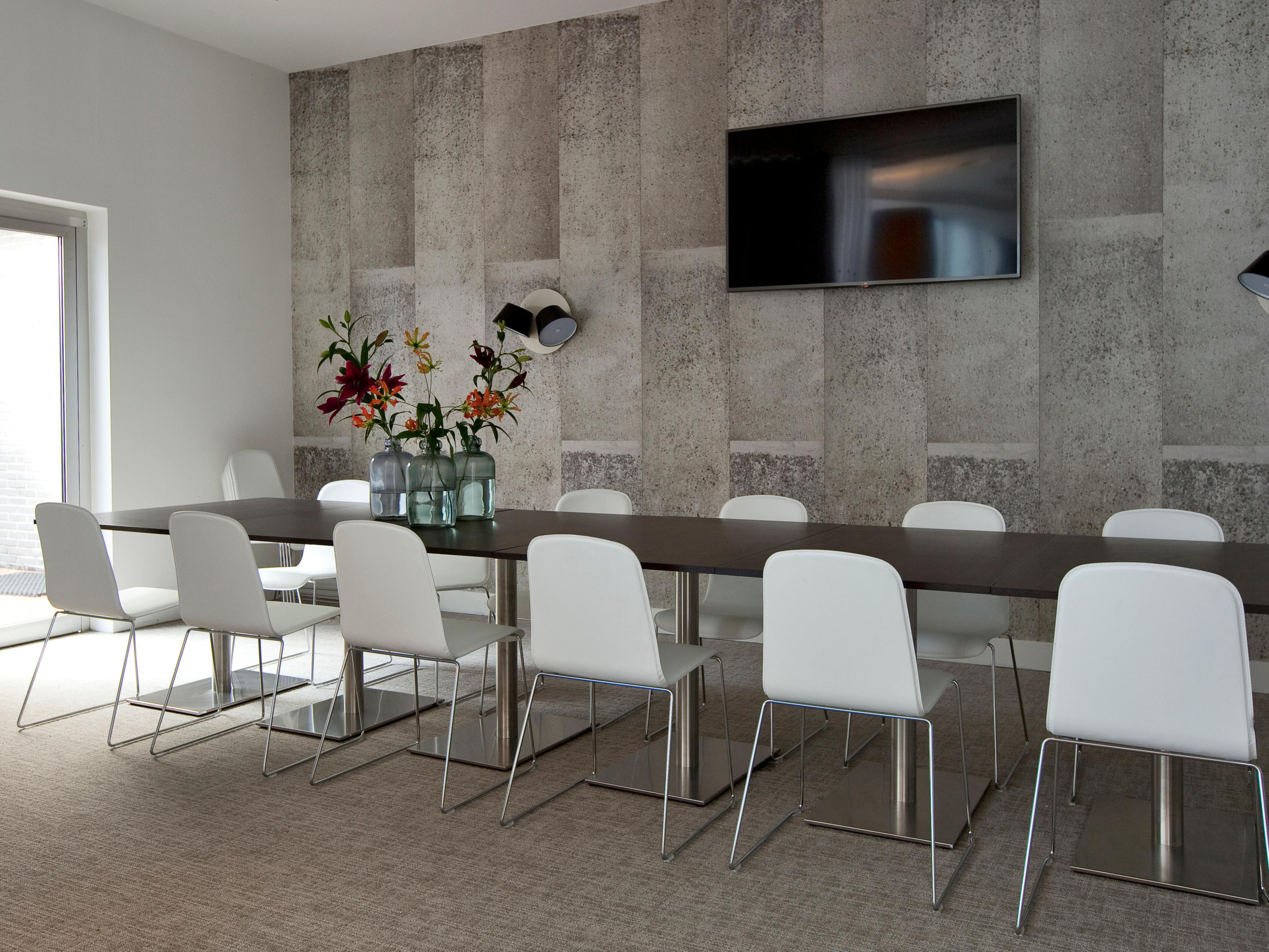 The Meeting Room for up to 12 people is a bright, pleasant space thanks to plenty of natural light. Ideal for a creative, productive meeting. For questions about the facilities, catering, availability and prices, please feel free to email.