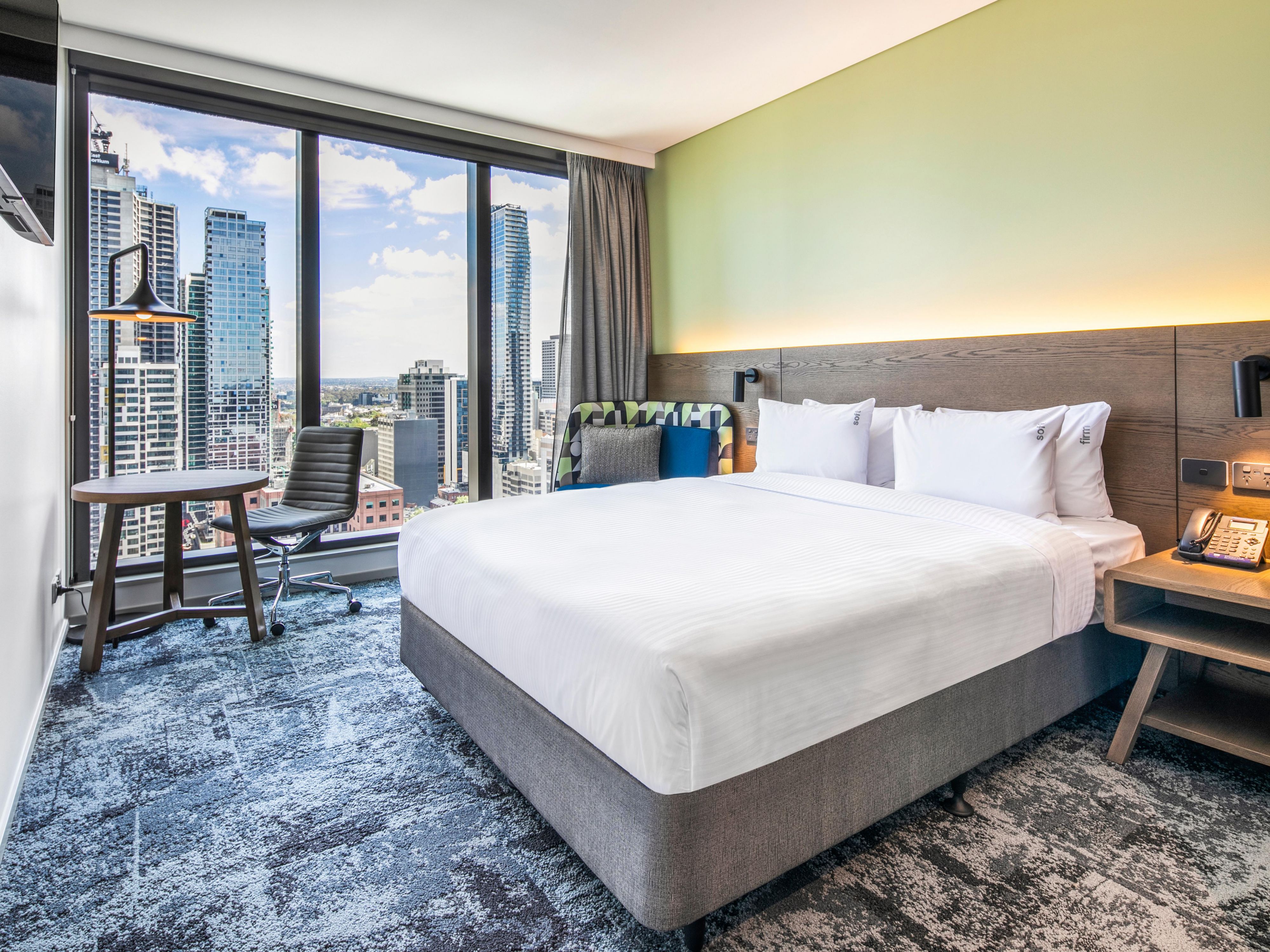 1 Queen Standard Room