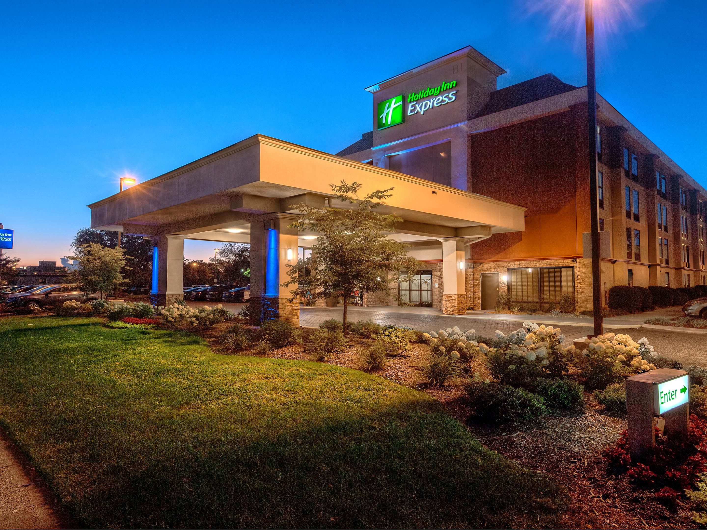 Want all the excitement of Beale Street, while still being able to enjoy a quiet, restful night's sleep? If so, try our great Midtown Memphis accommodation. Our hotel is located between major Memphis attractions and is a short ride away from anywhere you want to go.