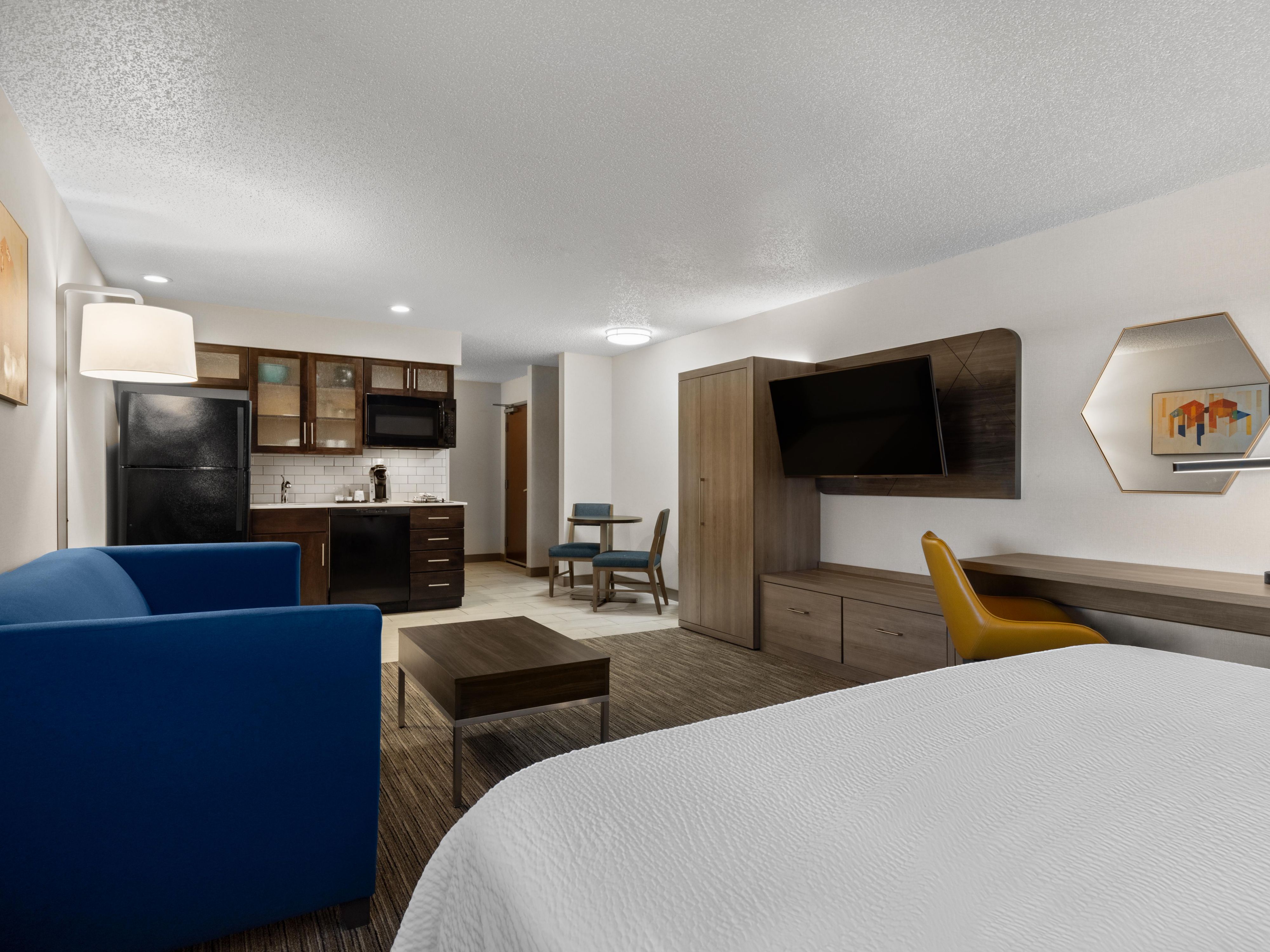 Suites King únicas con cocinas completas disponibles. Si necesitas quedarte por un largo periodo, ¡tenemos una linda suite para ti! Las suites incluyen refrigerador de tamaño completo, anafe, lavavajillas, triturador de basura, vajilla, cubiertos y utensilios de cocina reales, etc. Esto combinado con desayuno caliente gratuito, piscina cubierta/jacuzzi y servicio de limpieza diario hacen que esta estadía prolongada sea perfecta.