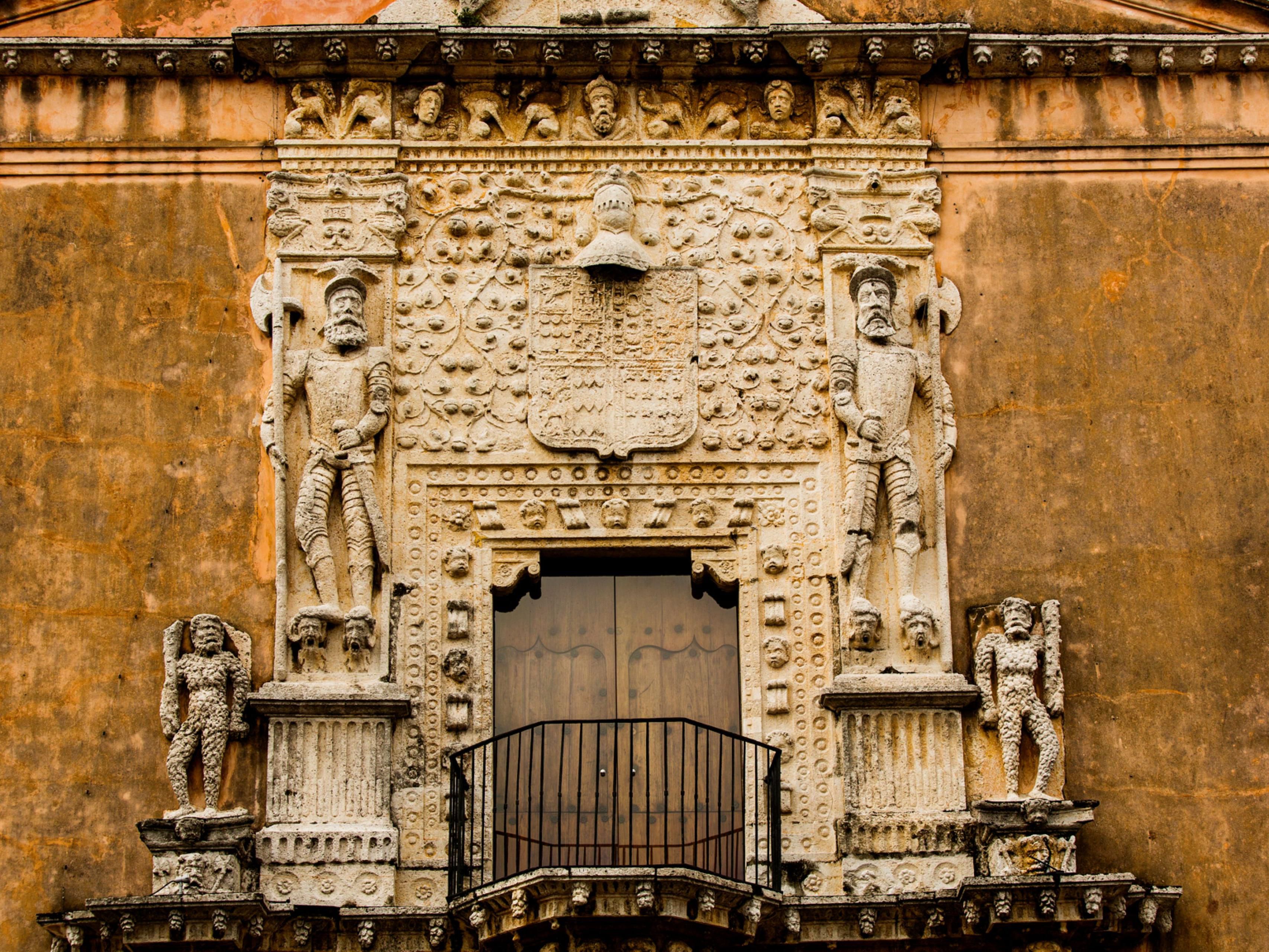 Our prime location in Mérida's historic center offers the perfect opportunity to savor renowned Yucatecan cuisine. Indulge in traditional dishes such as cochinita pibil, panuchos, and poc chuc at local gems like Hacienda Teya. Visit the Museo Gastronómico, a restaurant-museum celebrating Yucatecan cuisine and its rich history.
