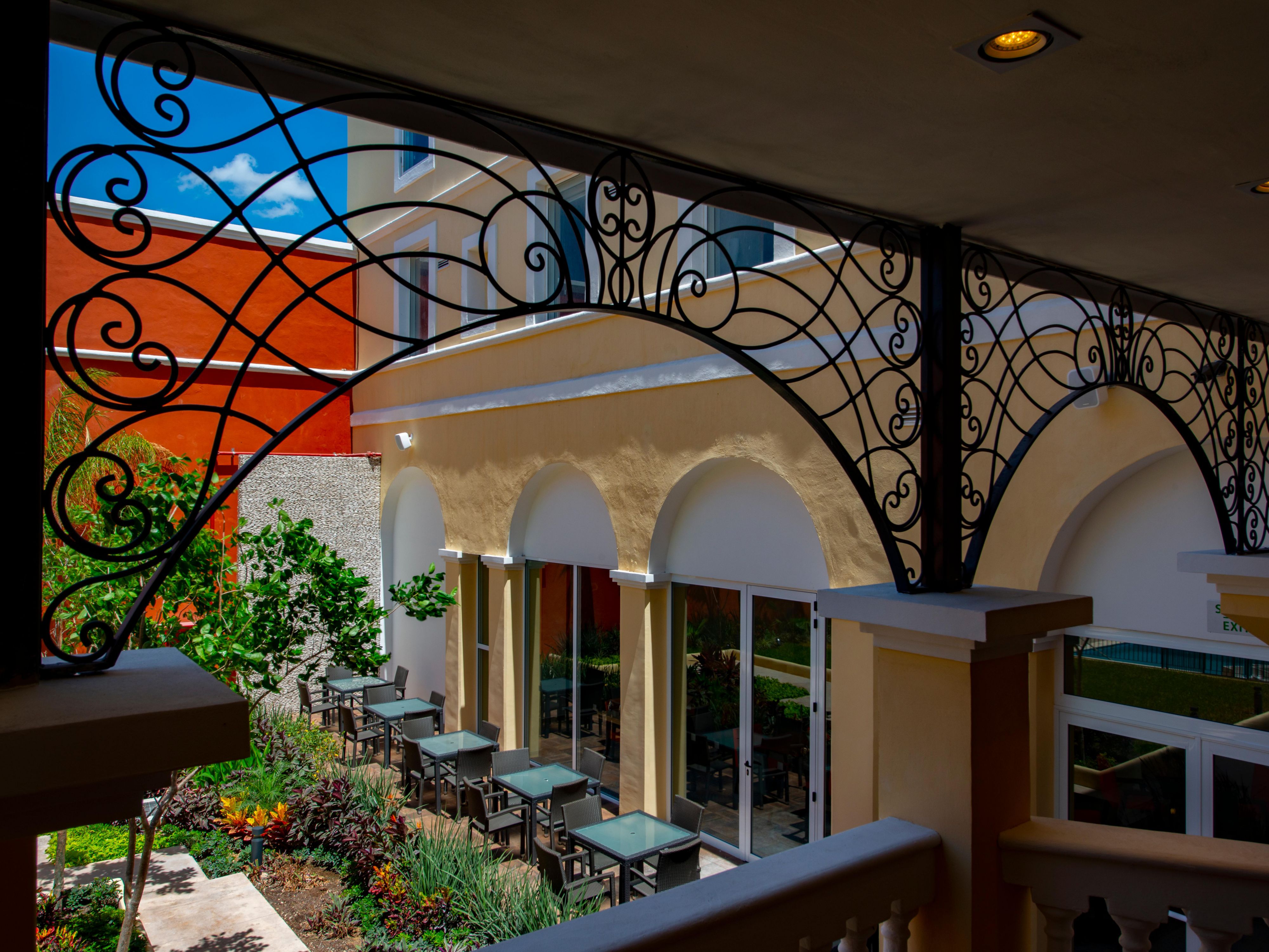 Descubra Mérida desde nuestro hotel en el corazón del centro histórico, a pasos del vibrante Centro Gastronómico de Santa Lucía. Explore la rica cultura de Yucatán a lo largo del Paseo Montejo, bordeado de grandes mansiones coloniales. Con boutiques cercanas y restaurantes auténticos, nuestro hotel es su puerta de entrada a la belleza y la historia de Mérida.