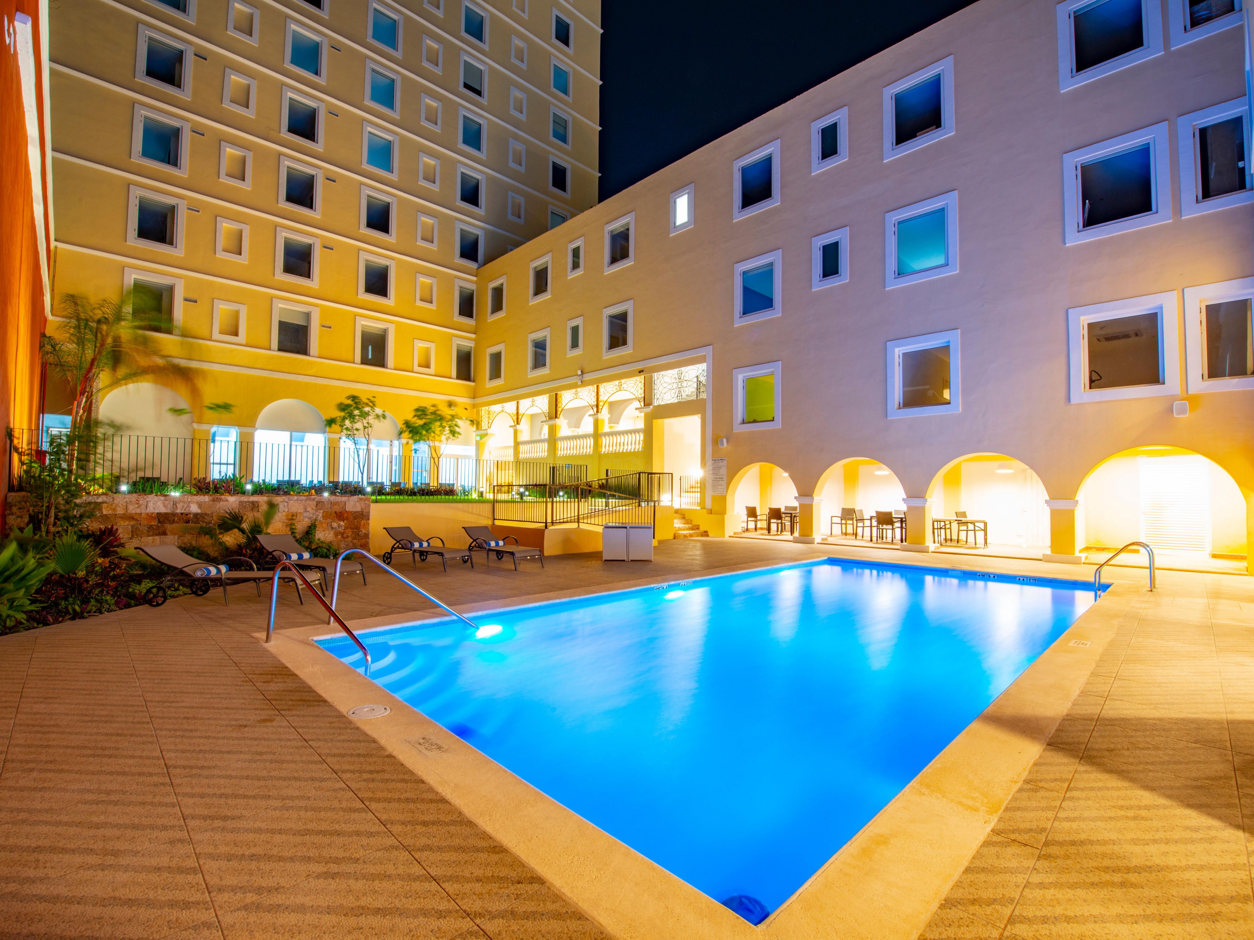 Date un refrescante chapuzón en nuestra piscina al aire libre, abierta todos los días de 7:00a 8:00horas. Ya sea que desee refrescarse después de un día de exploración o simplemente quiera descansar junto al agua, nuestra piscina ofrece un refugio relajante en el corazón de Mérida.