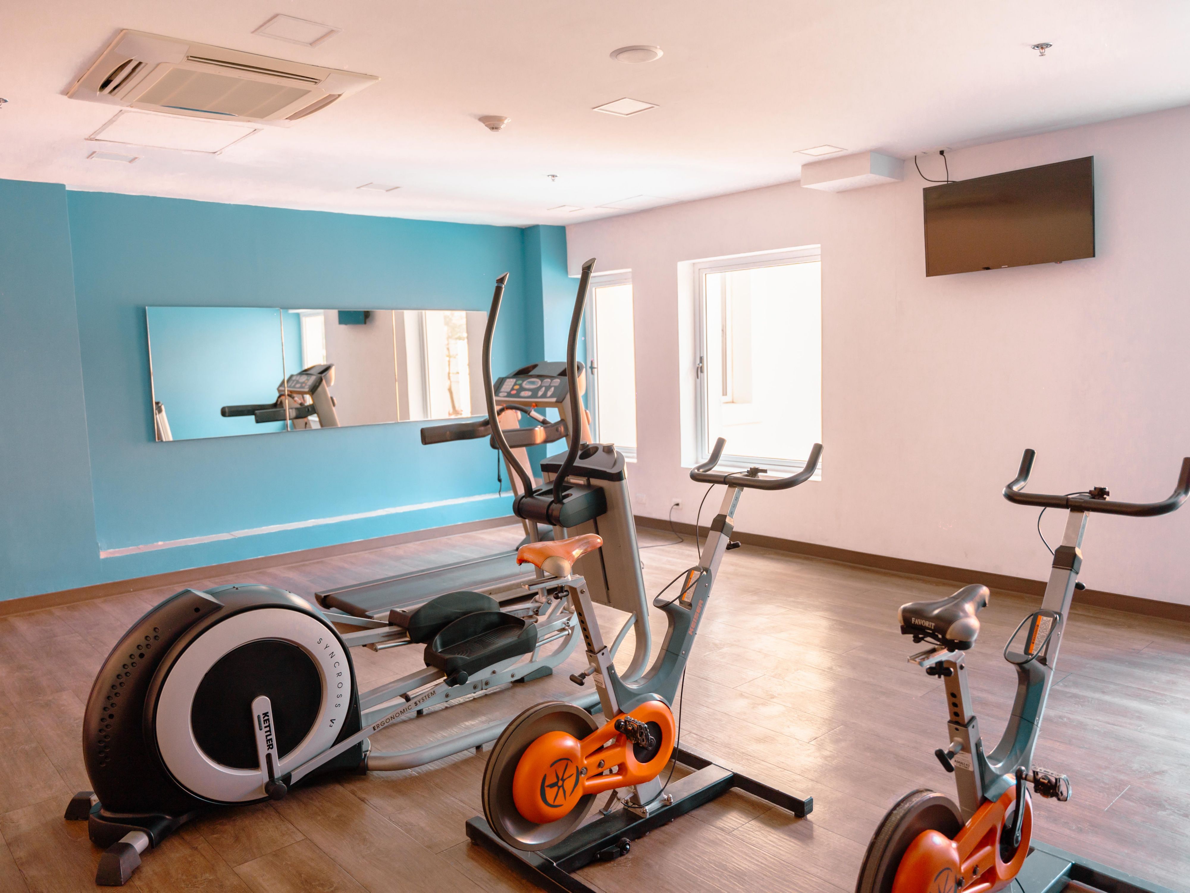 Manténgase activo en nuestro gimnasio en el lugar. Desde cardio hasta estiramiento y fortalecimiento, nuestro gimnasio ofrece todo lo que necesita para un entrenamiento integral.