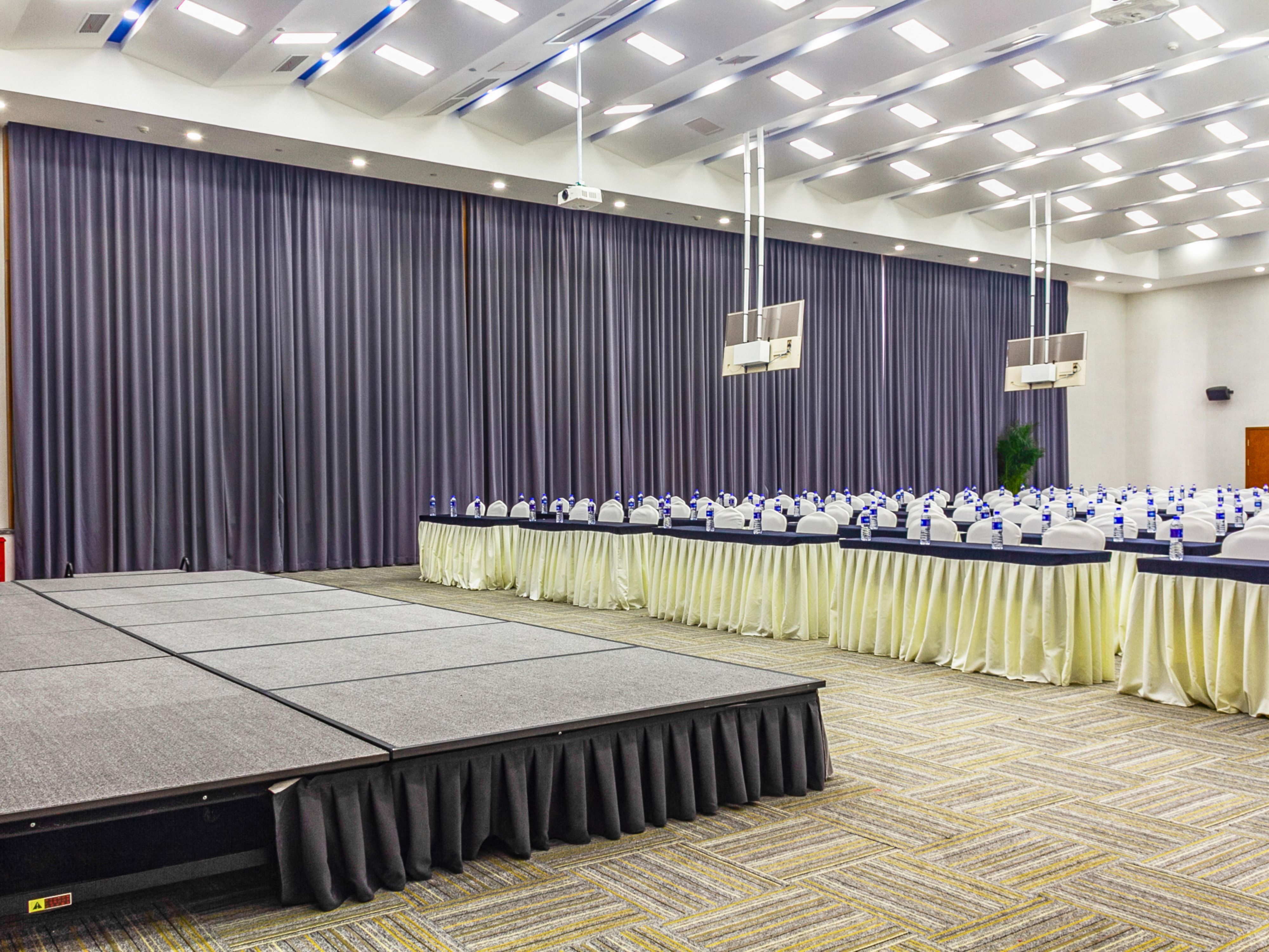 Electronic conference rooms can meet the needs of meetings of different sizes and modes. A modern conference room reflects the phenomenon of international enterprises. It is a place for enterprises to hold meetings, lectures and reports, as well as a window for enterprises internally and externally.