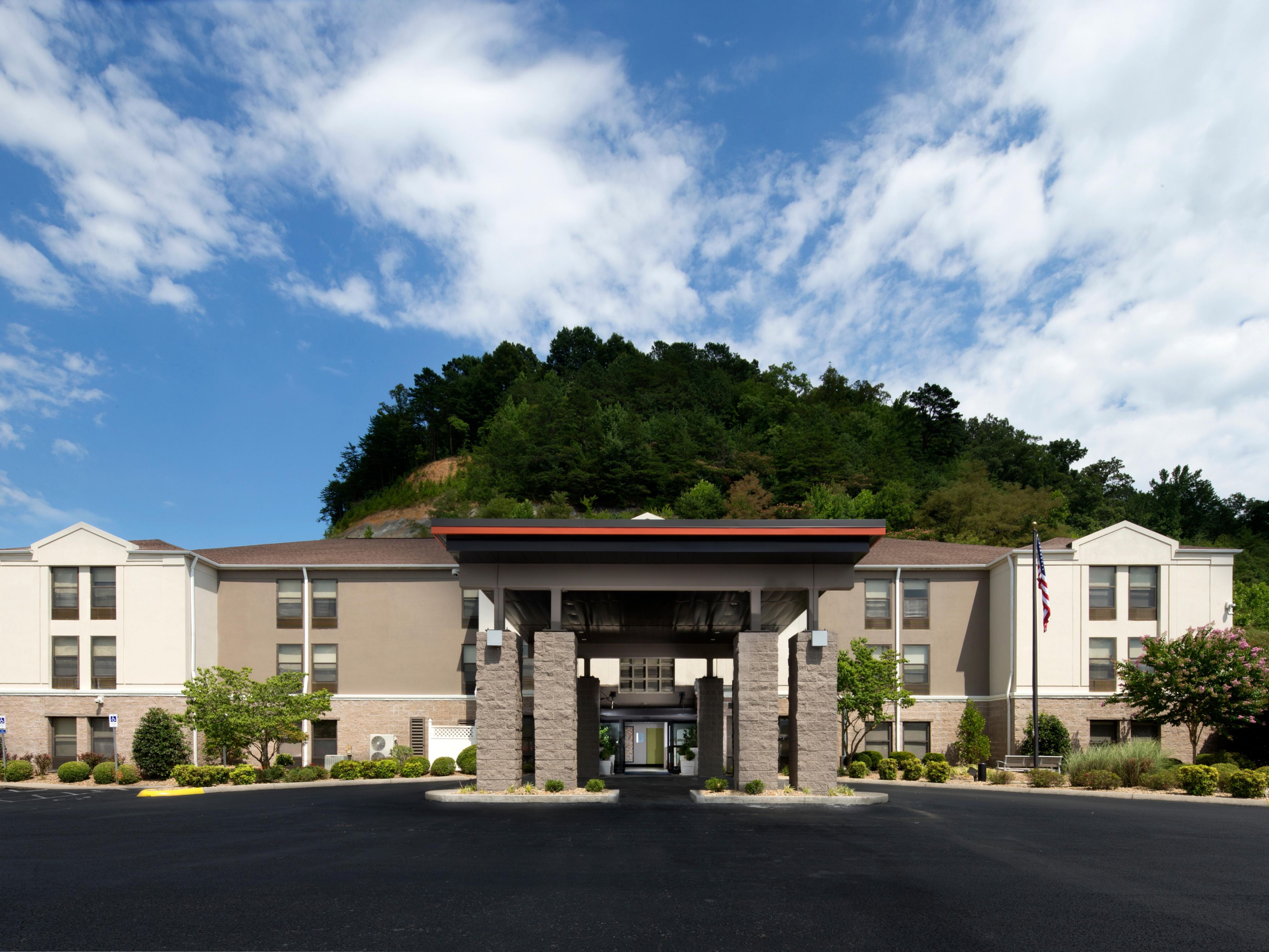 Affordable Hotel in Middlesboro, Kentucky | Holiday Inn Express Middlesboro