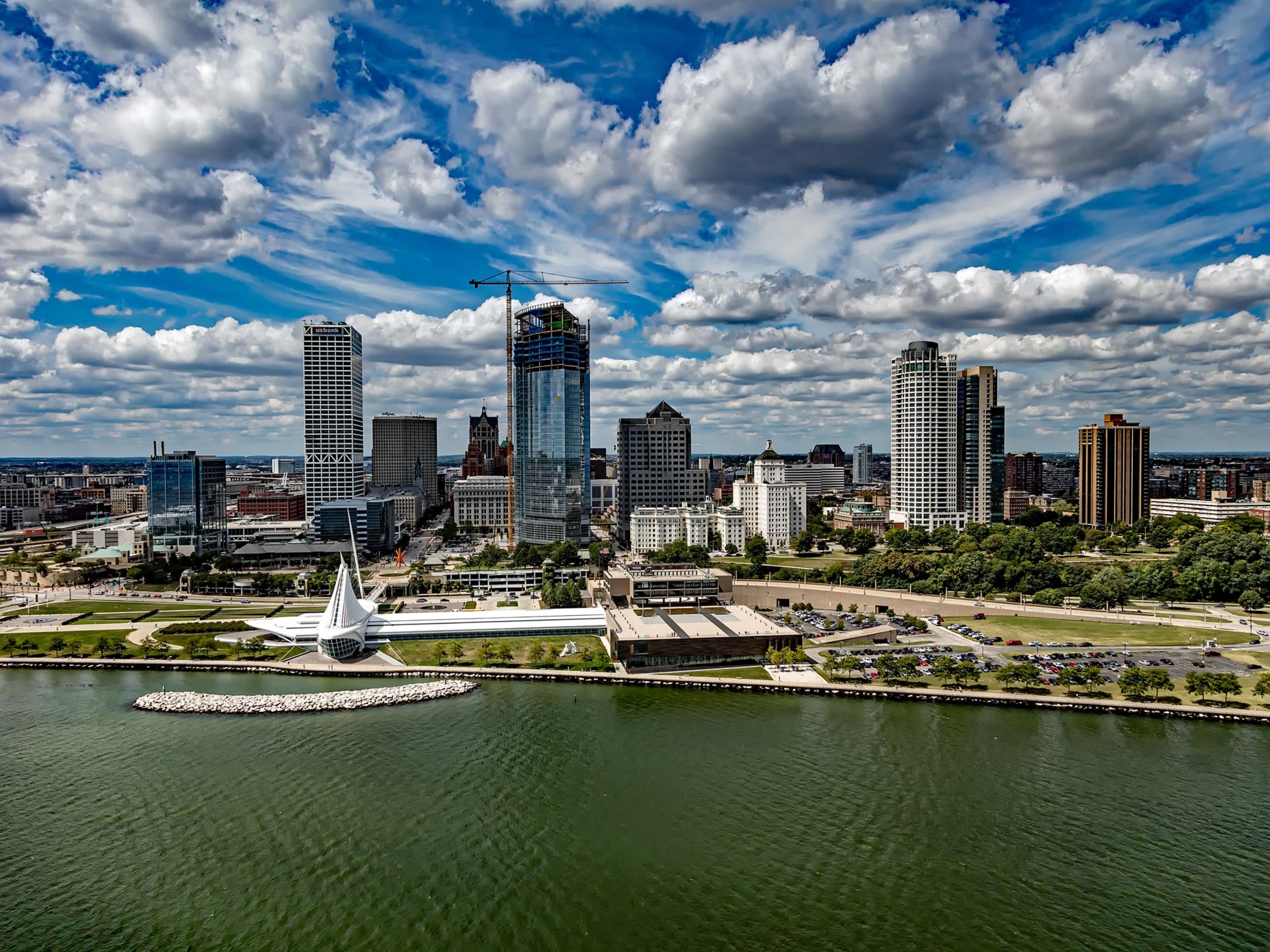 Our hotel is conveniently located in downtown Milwaukee. A few blocks from Lake Michigan, and with plenty of dining and shopping options available out of the front door. 
