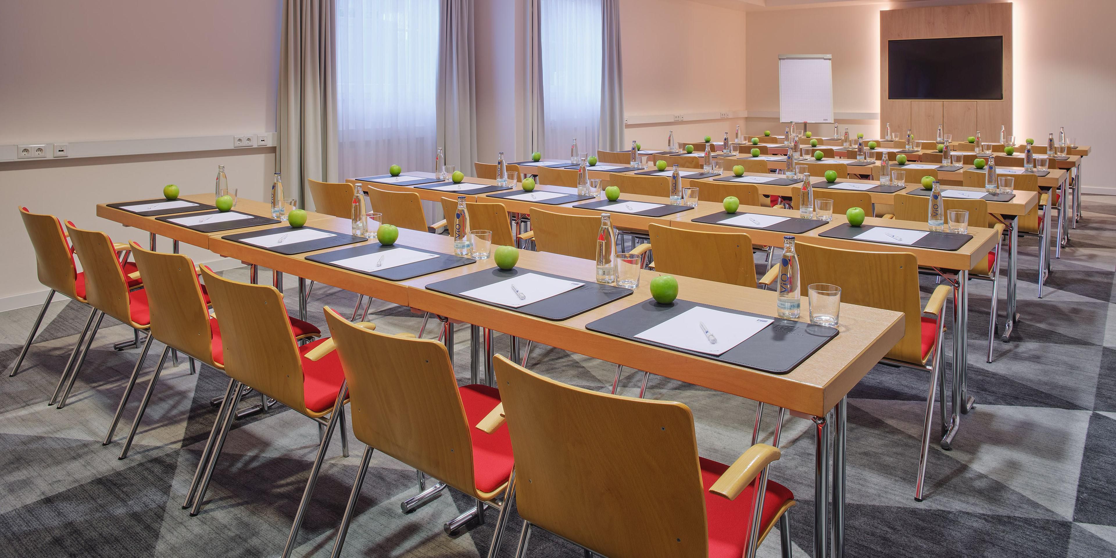 Fünf gut ausgestattete, natürlich beleuchtete Tagungsräume machen das Hotel unweit des Flughafens Frankfurt zum idealen Ort für Meetings und Events mit bis zu 50 Gästen. Auf Wunsch organisieren wir ein Mittagsbuffet. Wir bieten inbegriffenes WLAN im ganzen Hotel und kostenpflichtige Hotelparkplätze.