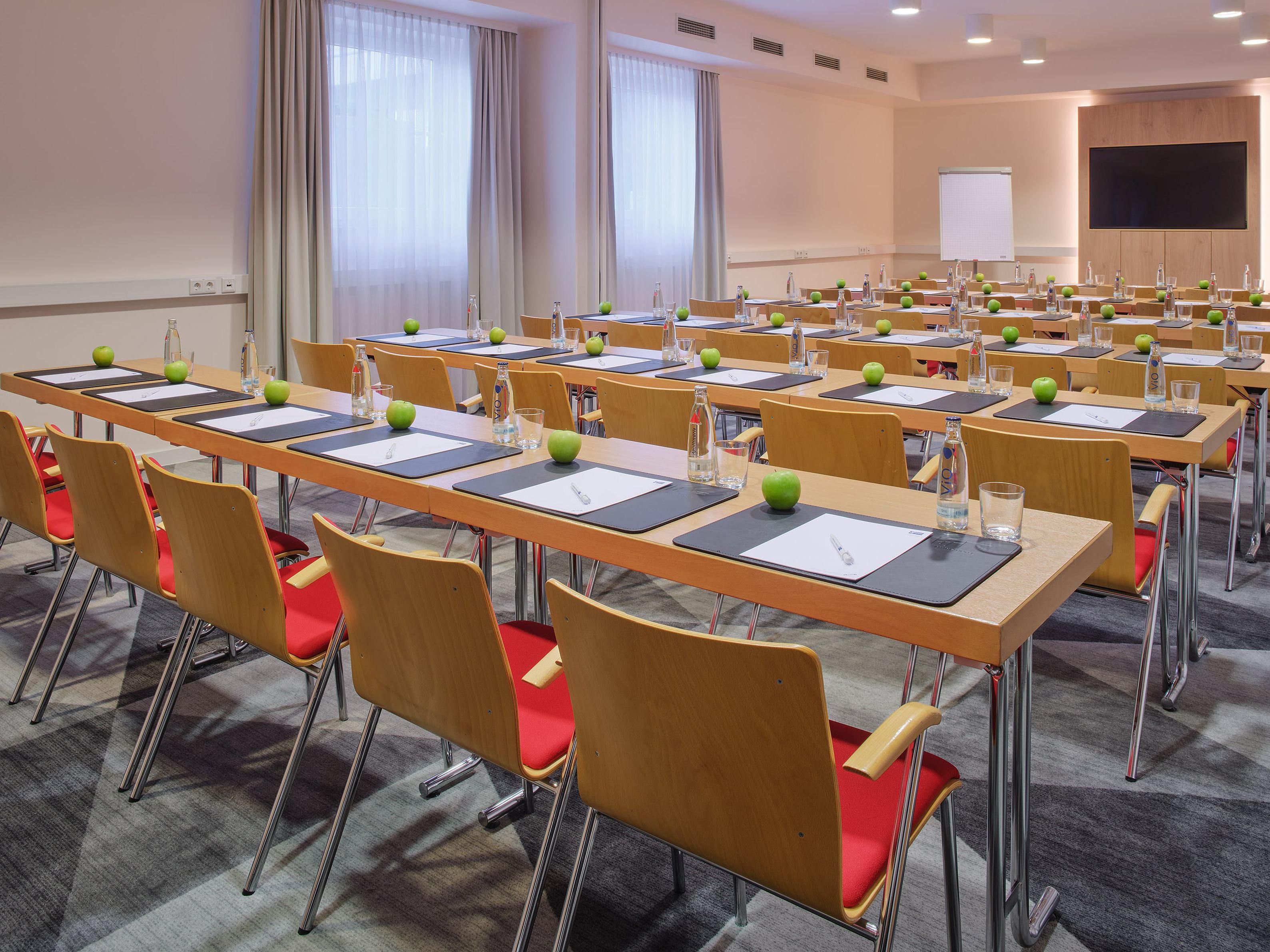 With its modern, free-flowing design and social spaces, our Lobby Lounge is the perfect place to work, check emails, or relax between meetings. Collaborate and connect your way in our co-working space or get down to business in our small meeting spaces powered with complimentary Wi-Fi.