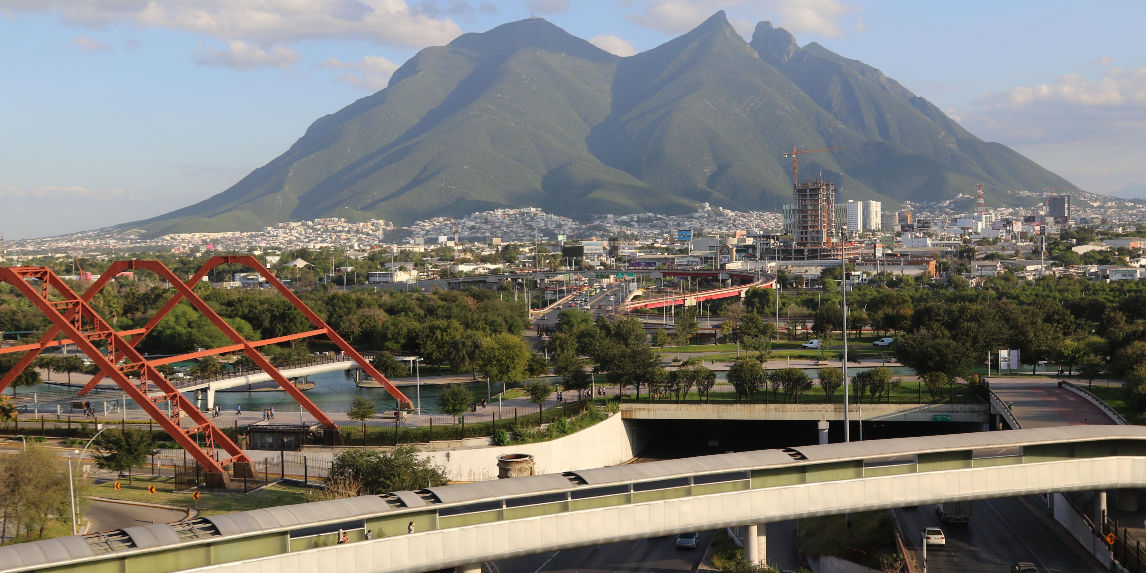 Por negocios o placer somos su mejor opción. Estamos ubicados frente a los principales centros de negocios como CINTERMEX y lugares de entretenimiento como Arena Monterrey, Auditorio citibanamex y Parque Fundidora, donde se realizan los más importantes conciertos y festivales de música.