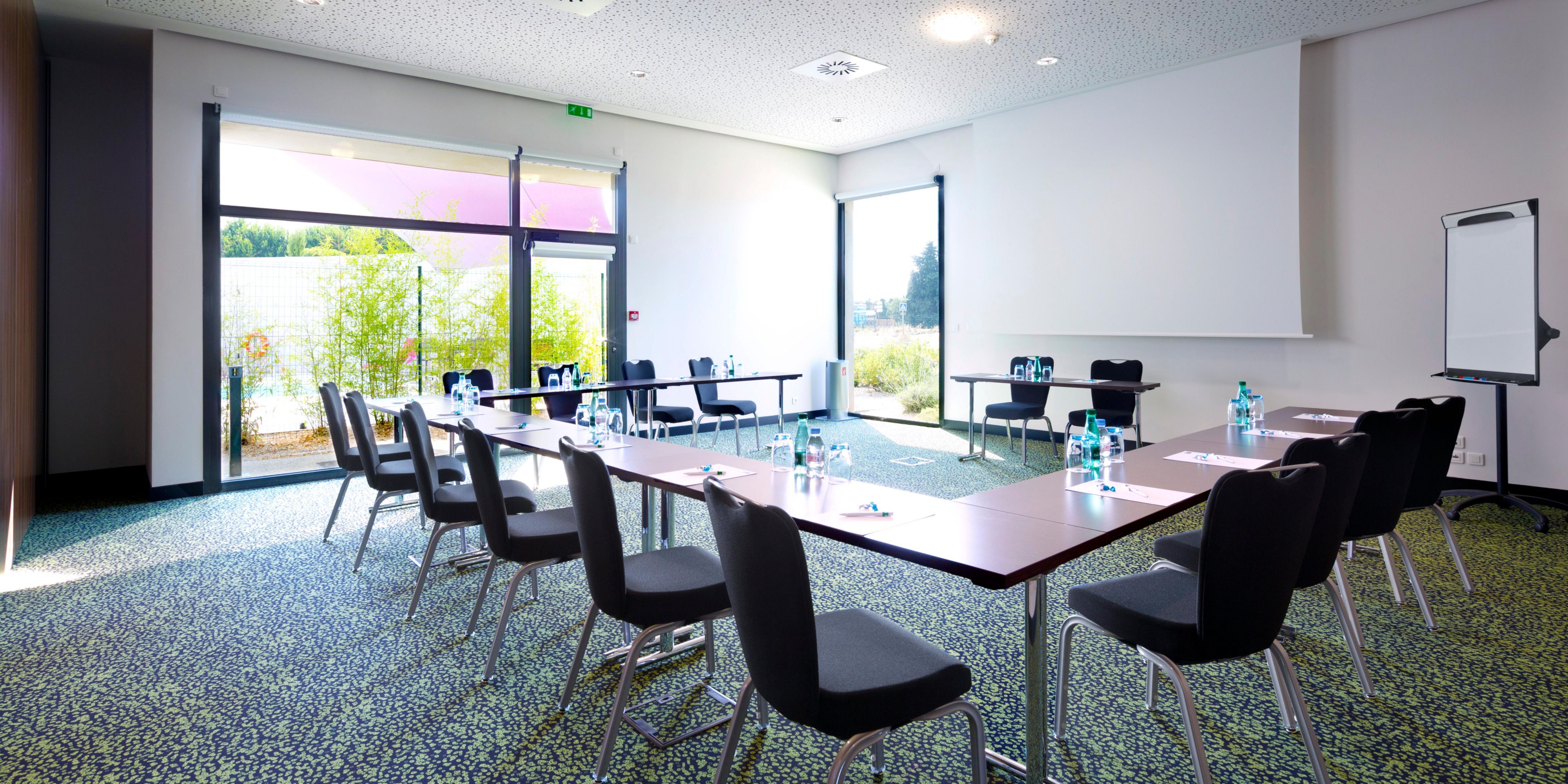The Holiday Inn Express Montpellier Odysseum is ideal for meetings for up to 100 people. There are 3 meeting rooms, 2 of which can be adjusted. They have a large bay window which opens up to the garden during breaks.