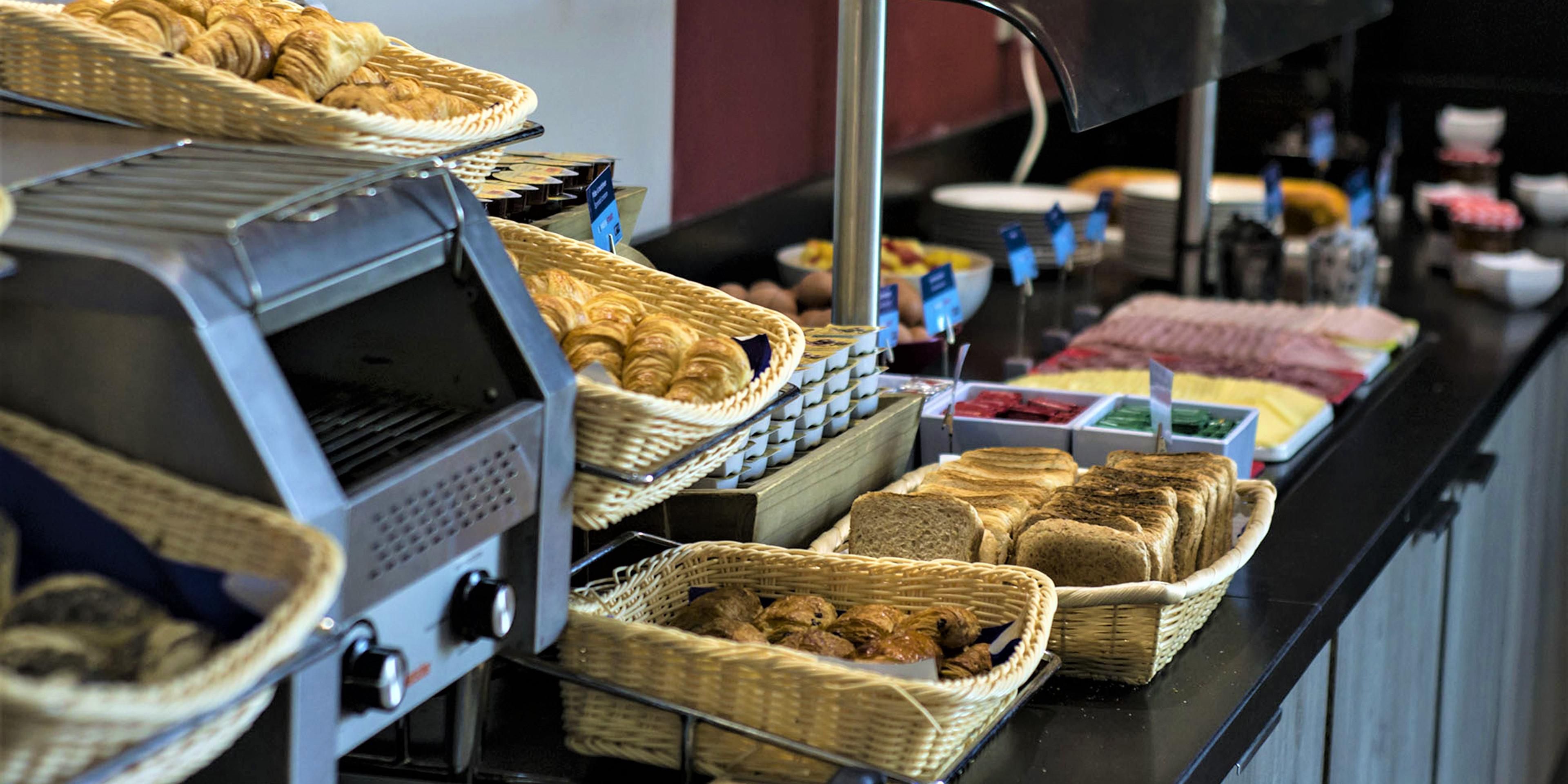 In order to guarantee a maximum level of hygiene, we have modified the functioning of our catering service served in the form of trays to be eaten in the room. With a wide selection of bread products, pastries, cereals, cheeses, yogurts and other cold meats, you start a nice day!