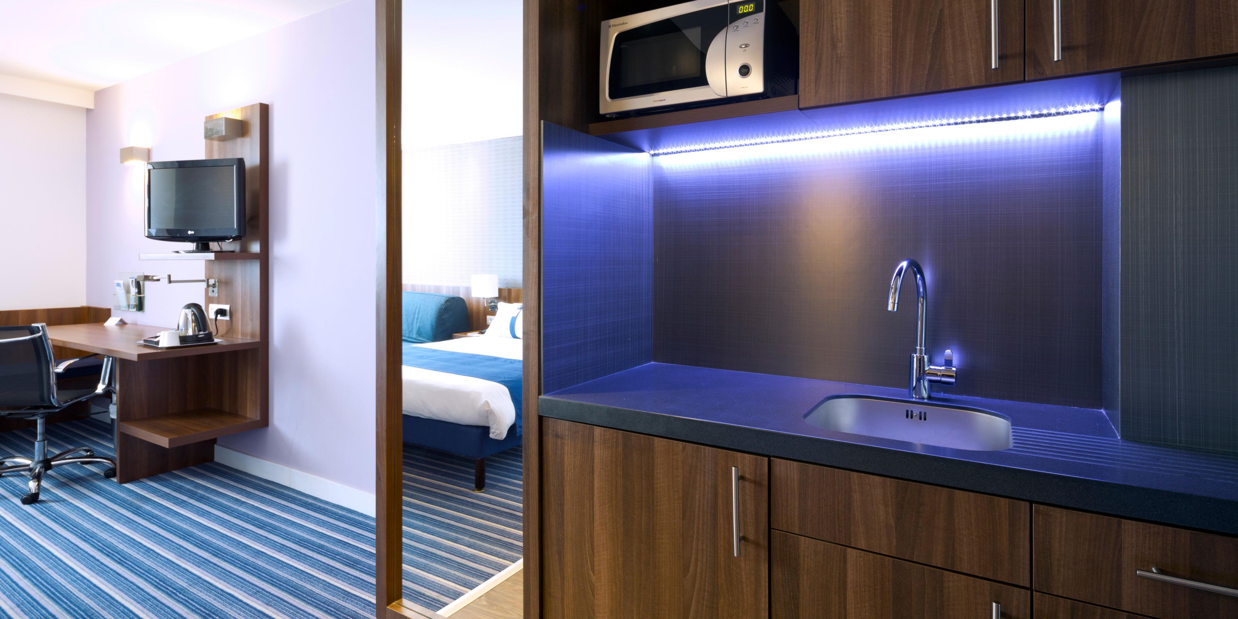 We offer you more spacious rooms equipped with kitchenette, perfect for your long stay or family stay, including a fridge, a microwave and dishes on request. Larger and equipped with more storage, do not hesitate to book them or inquire with our reception for more details.