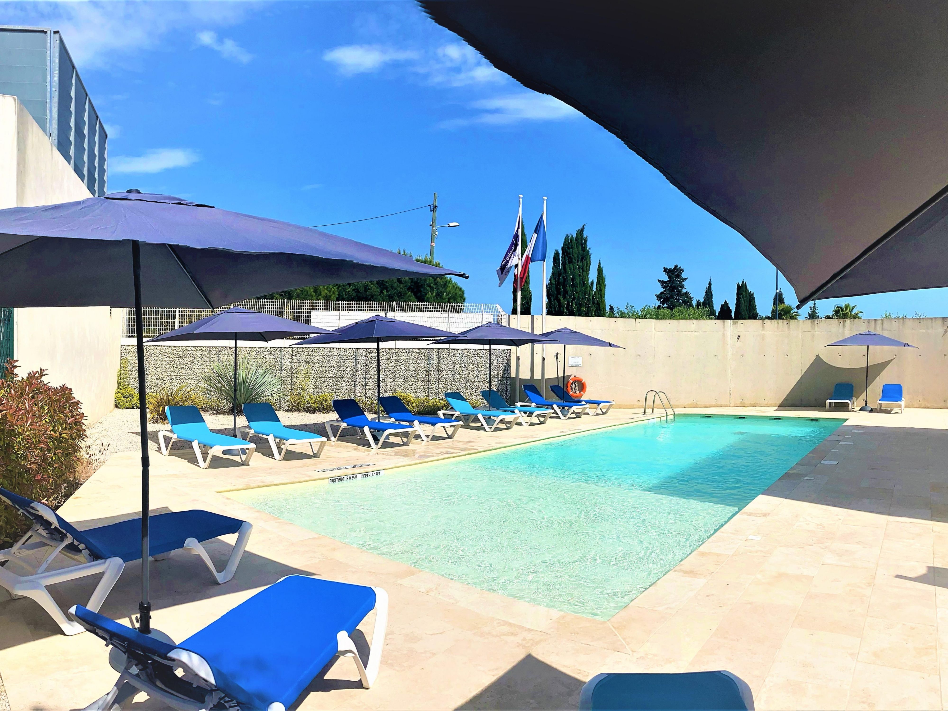 The hotel is located in a quiet area where you can relax in a friendly atmosphere around our outdoor unheated swimming pool open in summer. During your business or family stay, enjoy the freshness of a swim, or a drink on our deckchairs for a sunbath. Our swimming pool is open from 9:30am to 10pm to allow you to fully enjoy this moment of pleasure.