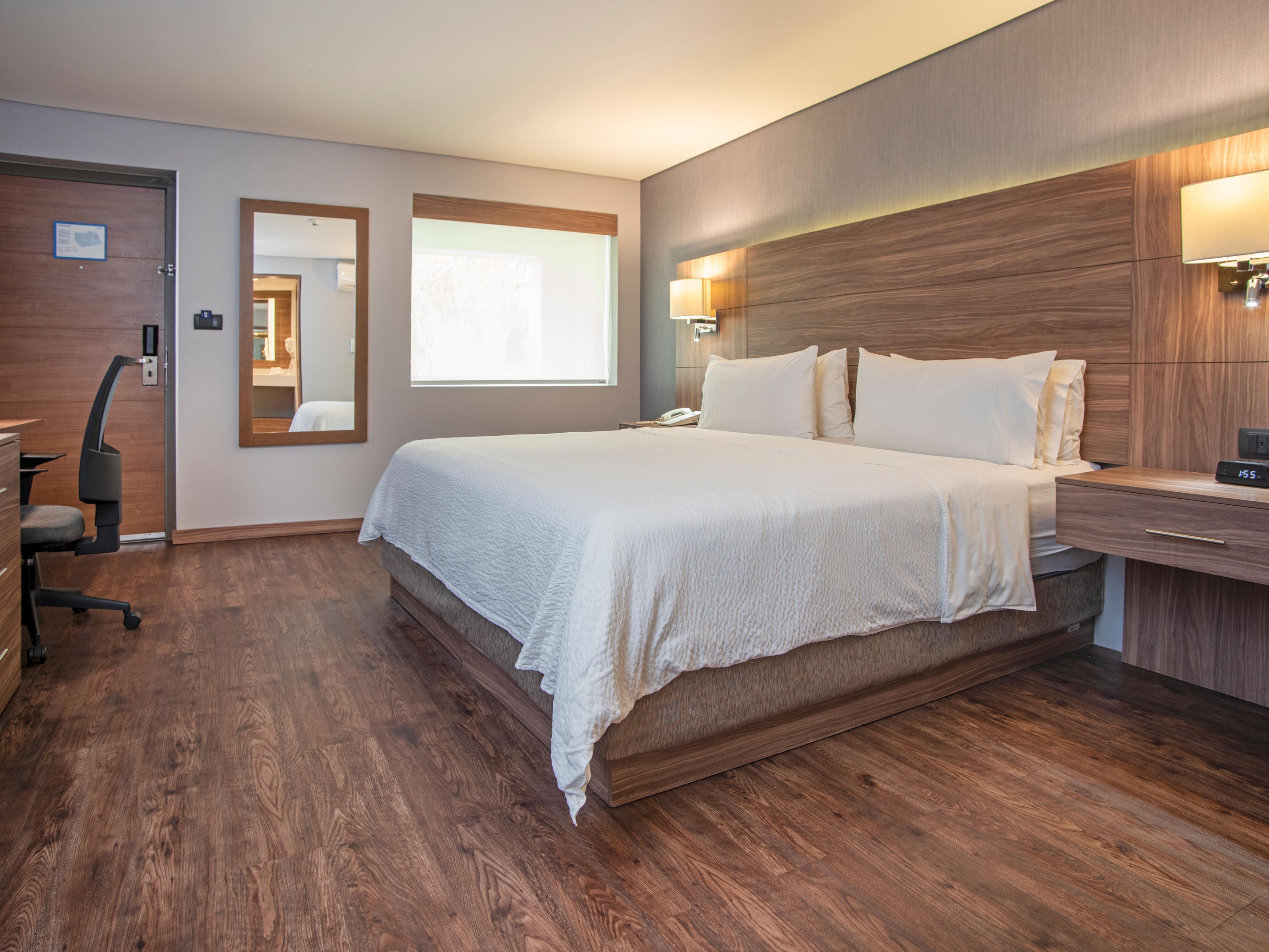 غرفة نزلاء بسرير كبير جداً