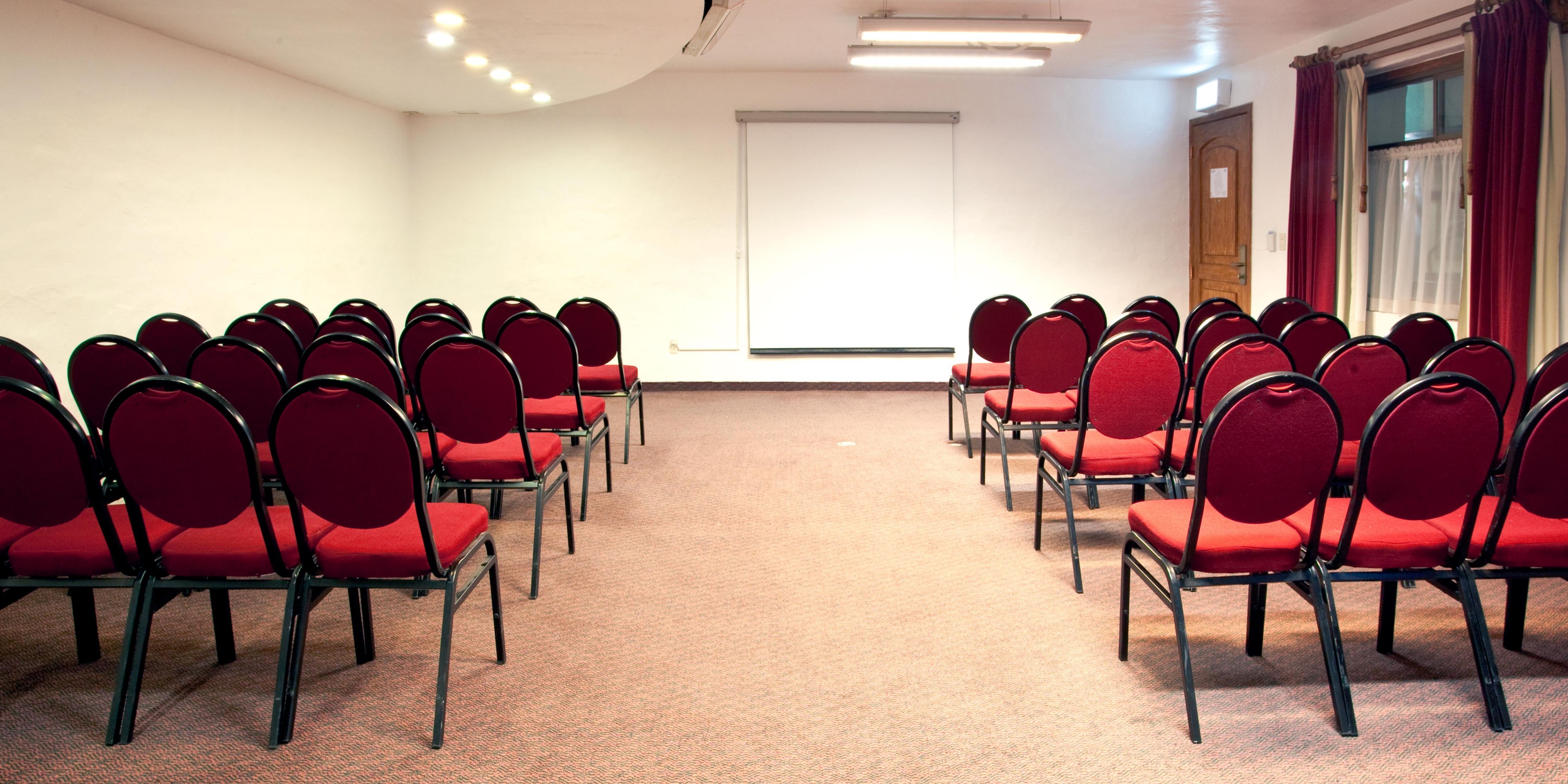Sala de Reuniones Express
Sala de Reuniones Express II 

Conozca nuestra nueva sala de reuniones Express II y lleve a cabo una reunión, hasta para 50 personas, en un espacio confortable y funcional.

Revise las capacidades, medidas y tipos de montaje de cada una de estas salas, en la sección de Grupos & Reuniones.