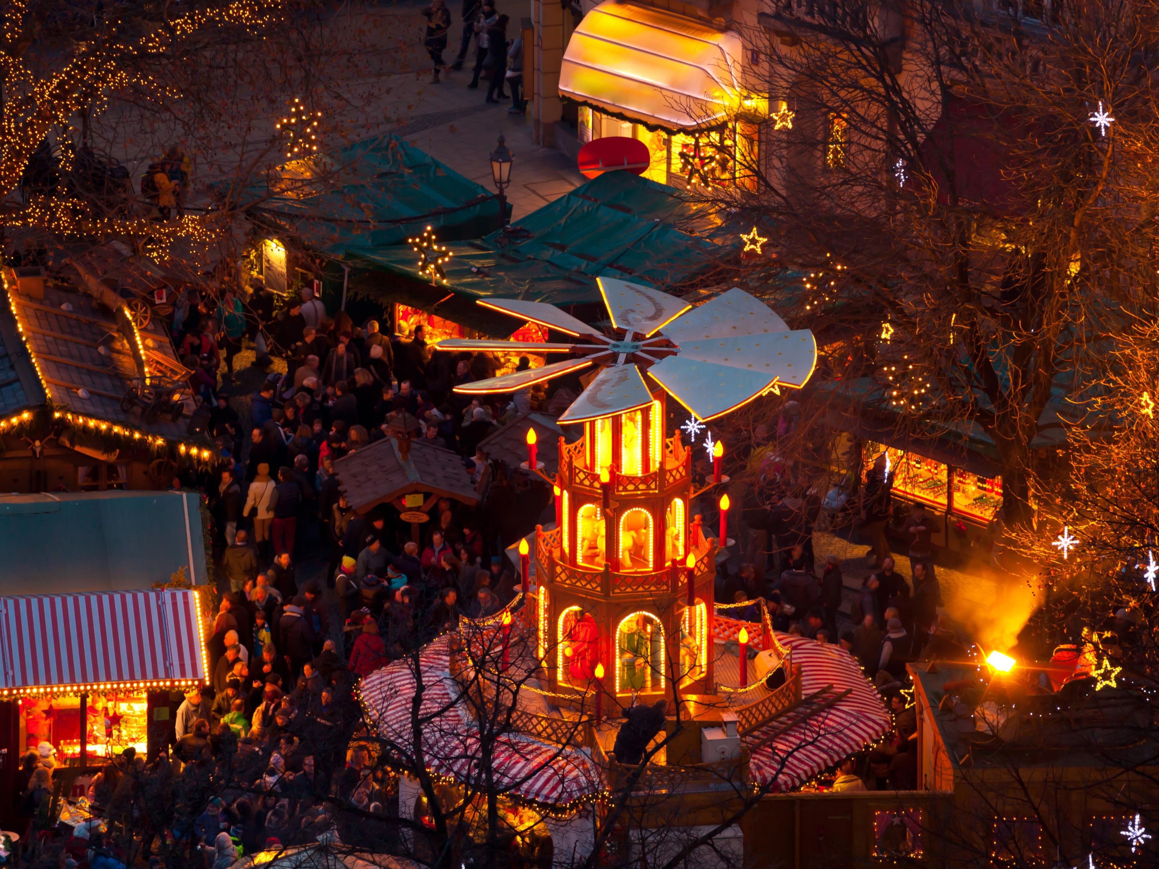 Discover over 30 Christmas markets in Munich. With various highlights such as traditional mulled wine, a wide range of food, ice skating and deep insights into Bavarian culture, there is plenty on offer for everyone! One of the largest markets at Marienplatz starts on November 25 and runs until December 24.