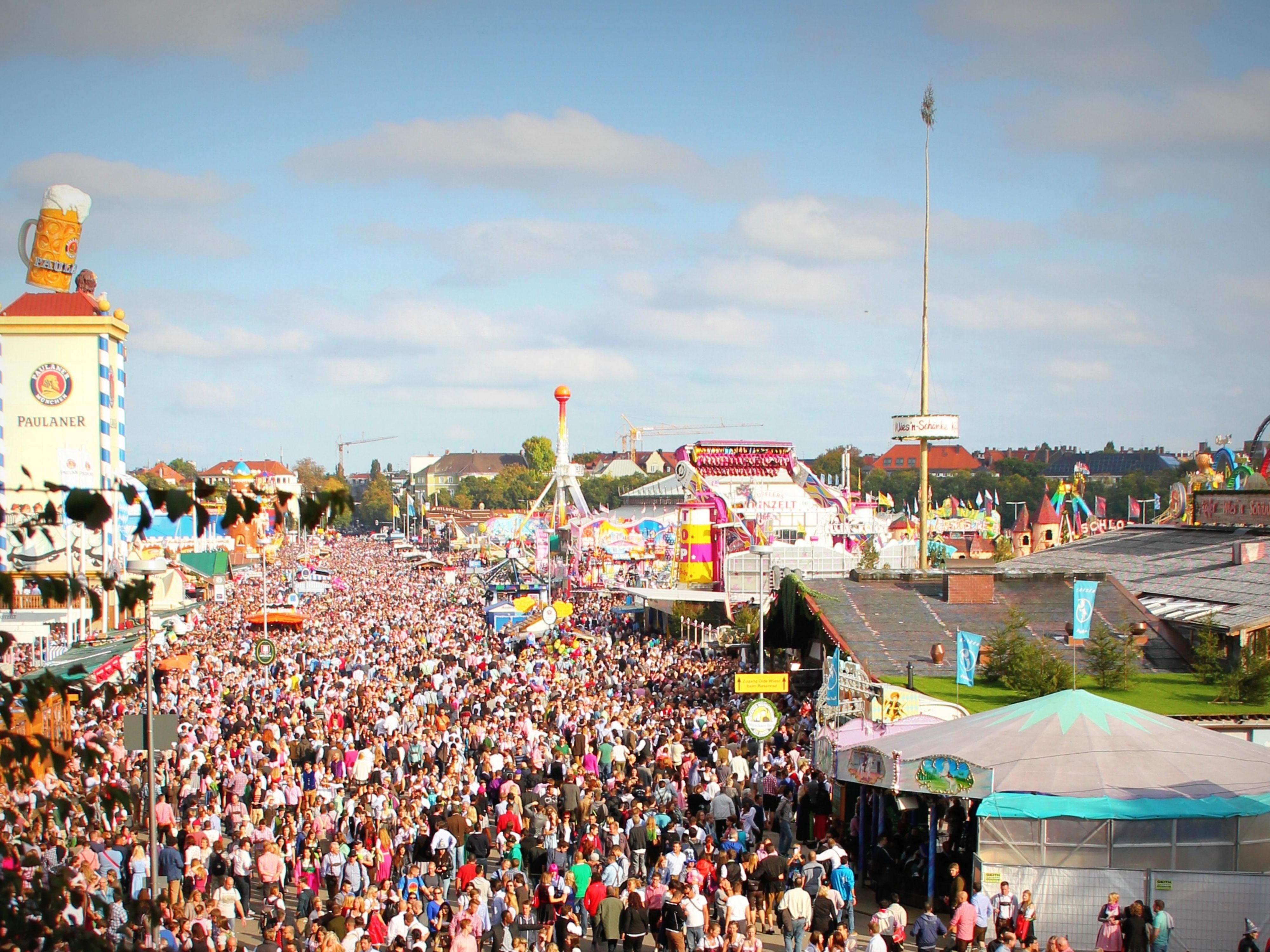 The Oktoberfest in Munich, from 20.09 to 05.10.2025 is not only an absolute highlight in Germany but also internationally and the biggest festival in the world!
From our hotel you can reach the Oktoberfest in just 15 minutes with only two S-Bahn stops. So don't hesitate and book a modern hotel with free breakfast for you and your loved ones!