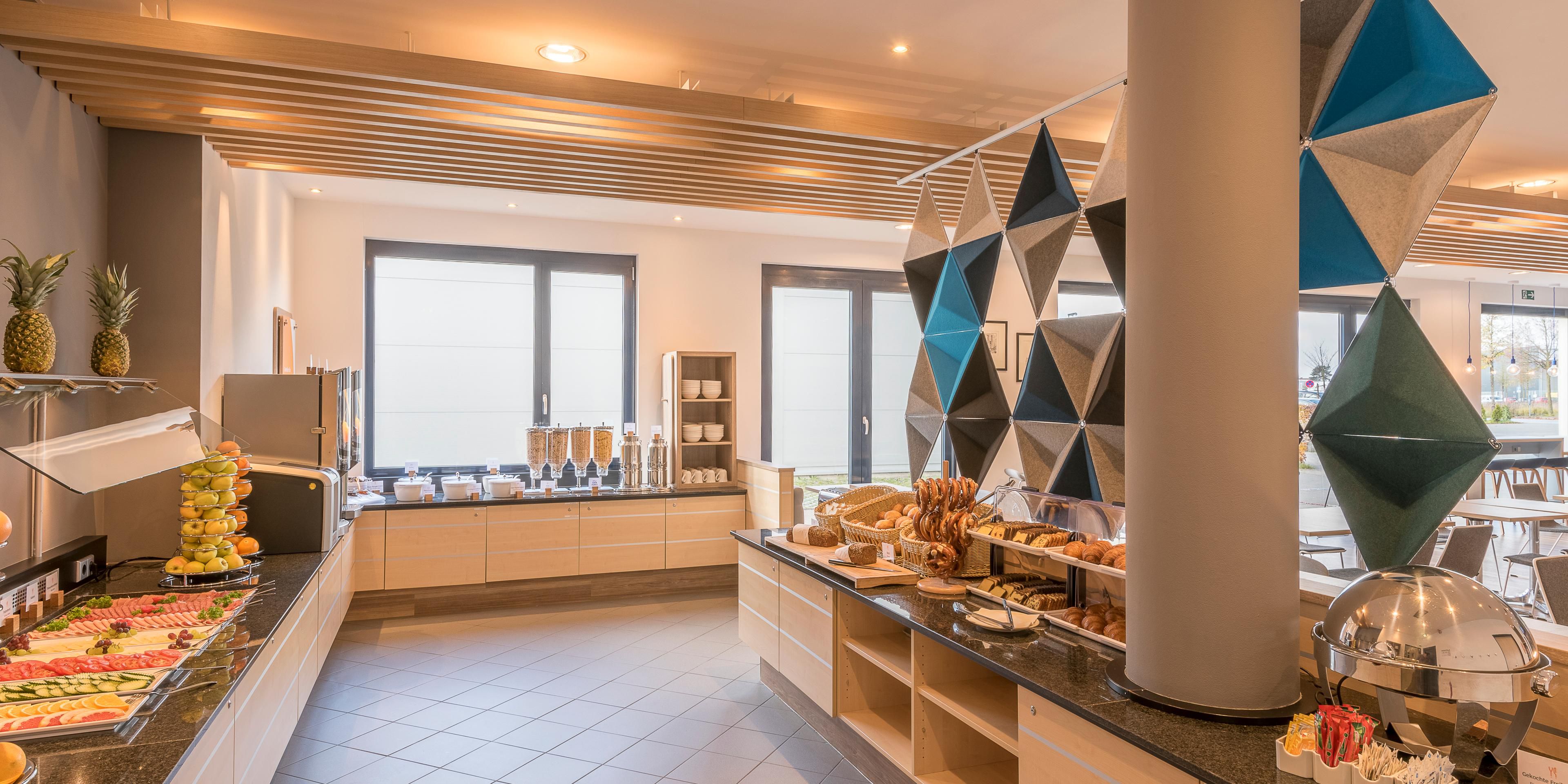 Genießen Sie am Morgen ein im Zimmerpreis enthaltenes Express-Start™-Frühstücksbuffet im Great Room mit luftigen Croissants und Gebäck, Aufschnitt, Eiern, Käse und frischem Obst.
