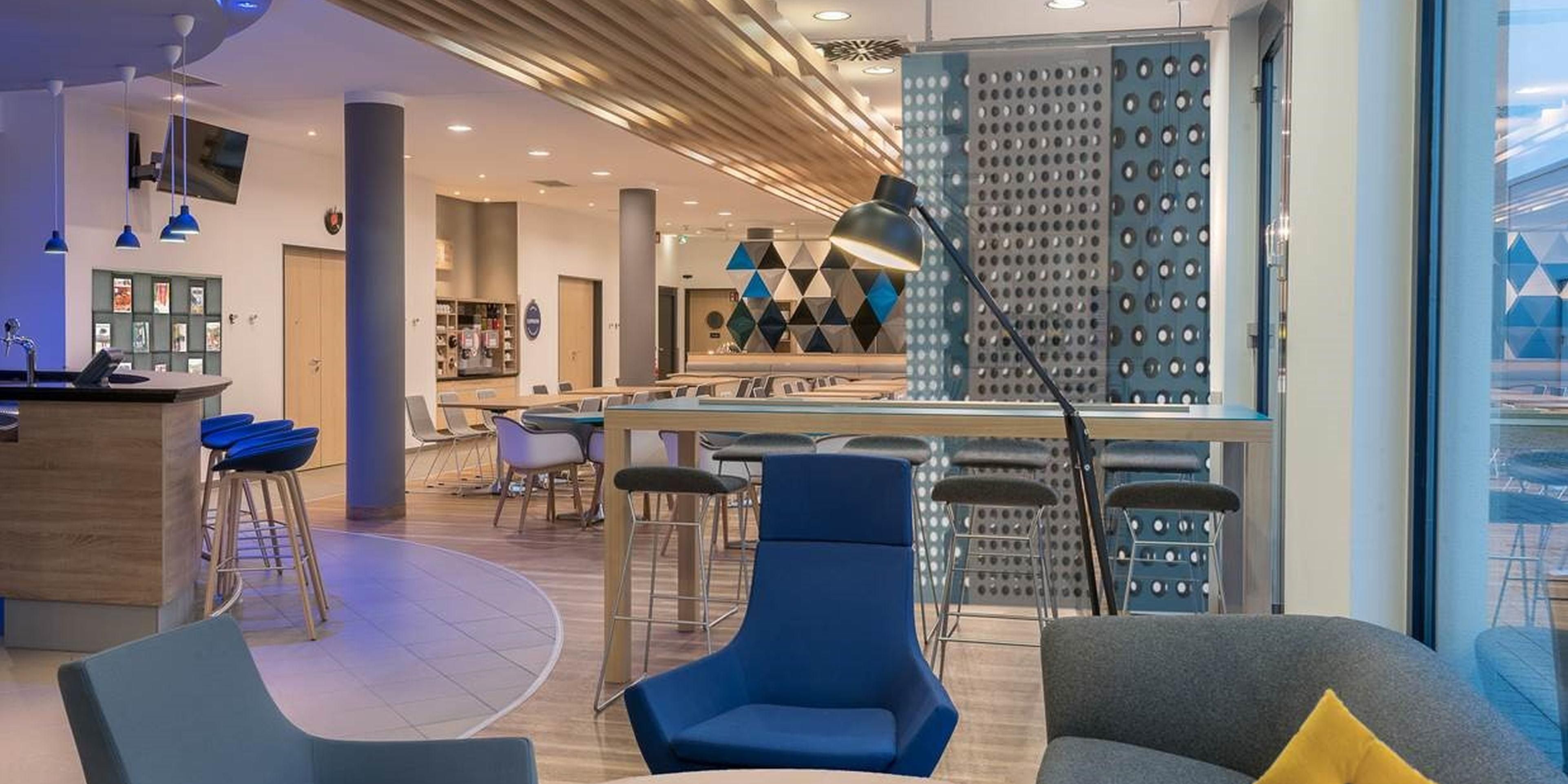 Entdecken Sie jetzt das neuartige Open-Lobby-Konzept. Entspannen Sie jederzeit bei Kaffee oder Snacks und arbeiten Sie in unserer einladenden Open Lobby.