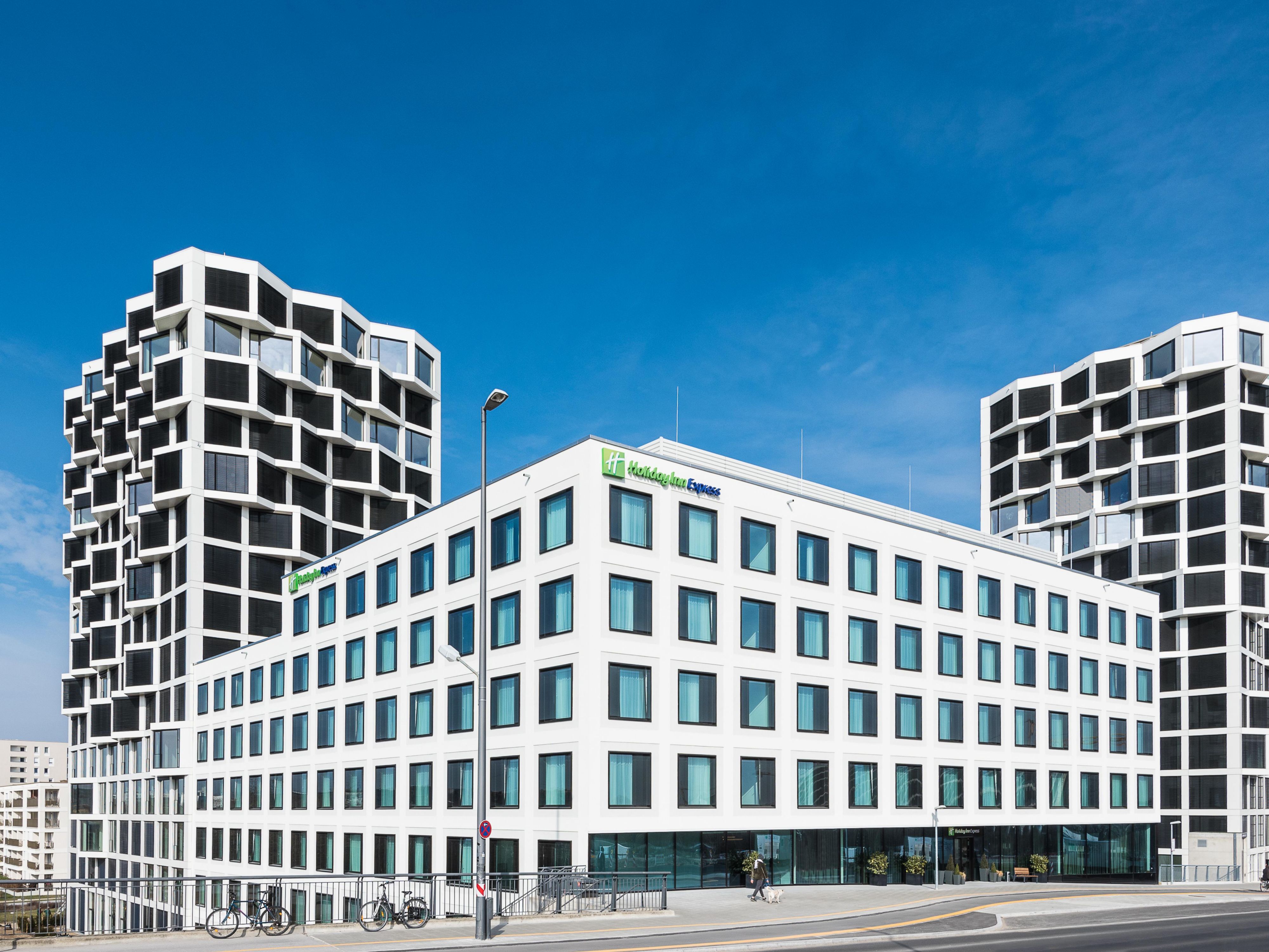 Are you looking for a suitable hotel for the Automatica or Transport trade fair in Munich? We are a hotel with extensive business experience in the Munich area! With our direct S-Bahn connection, you can reach the Munich trade fair center in 30 minutes. Convince yourself of our attractive offers for large groups and business people.