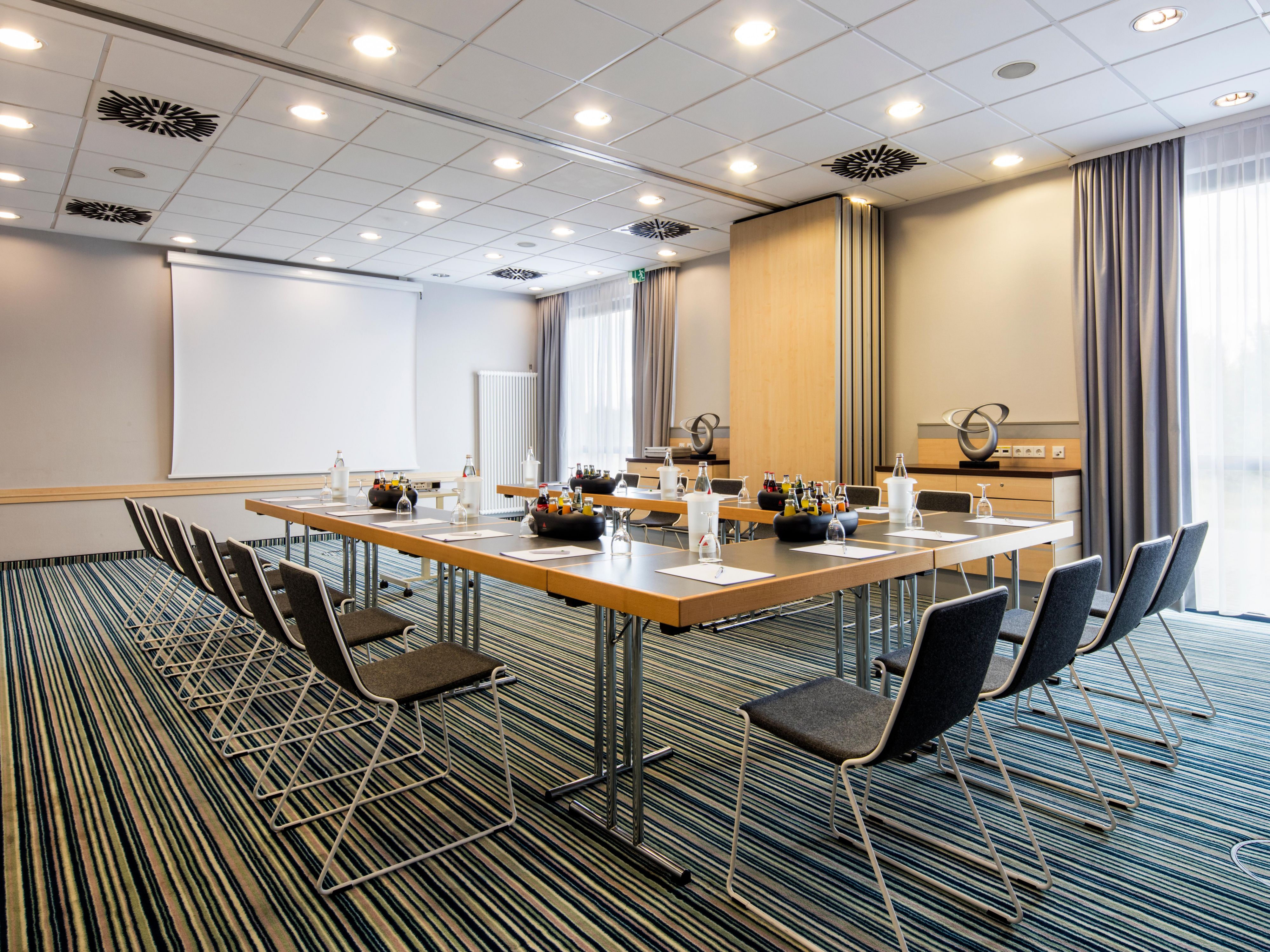 With its modern, free-flowing design and social spaces, our Lobby Lounge is the perfect place to work, check emails or relax between meetings. Collaborate and connect your way in our co-working space or get down to business in our small meeting space powered by complimentary Wi-Fi.