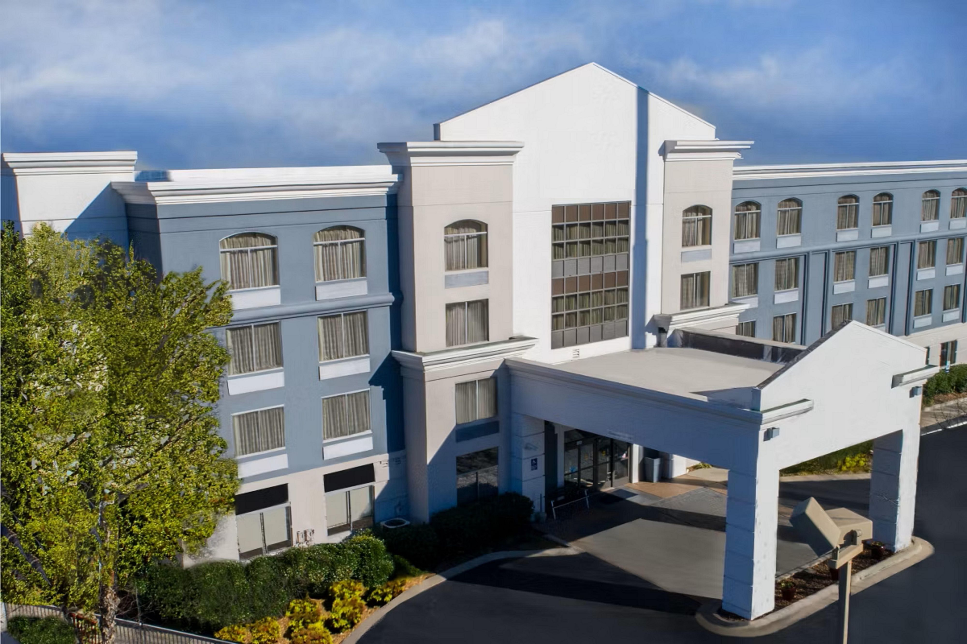 Our pet-friendly hotel in Murfreesboro, TN, offers the convenience of complimentary on-site parking, making it easy for guests to come and go as they please. We proudly welcome pets and service animals, with pet-friendly accommodations designed to ensure a comfortable stay for both you and your furry companions.