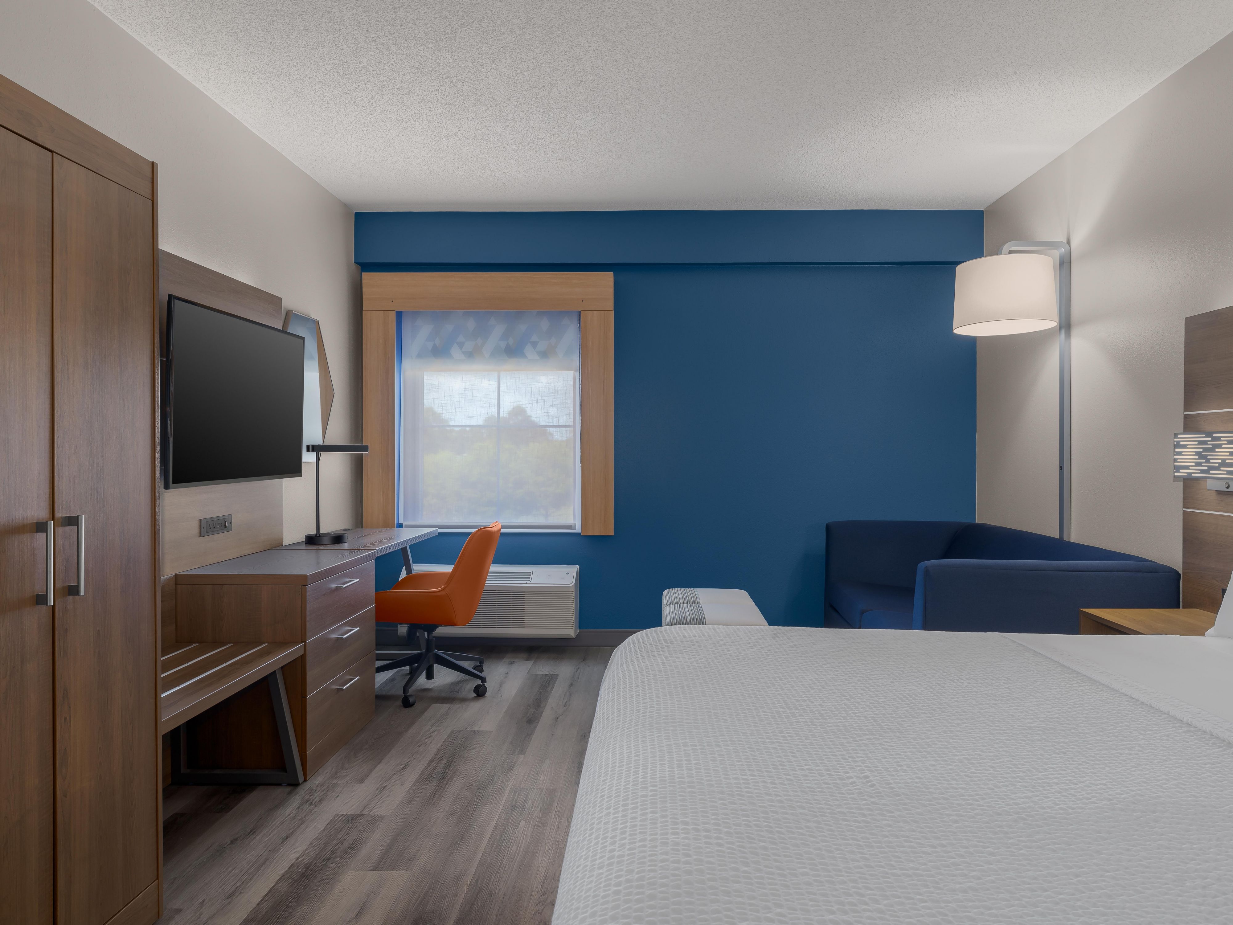 Gästezimmer mit Kingsize-Bett und Schlafsofa