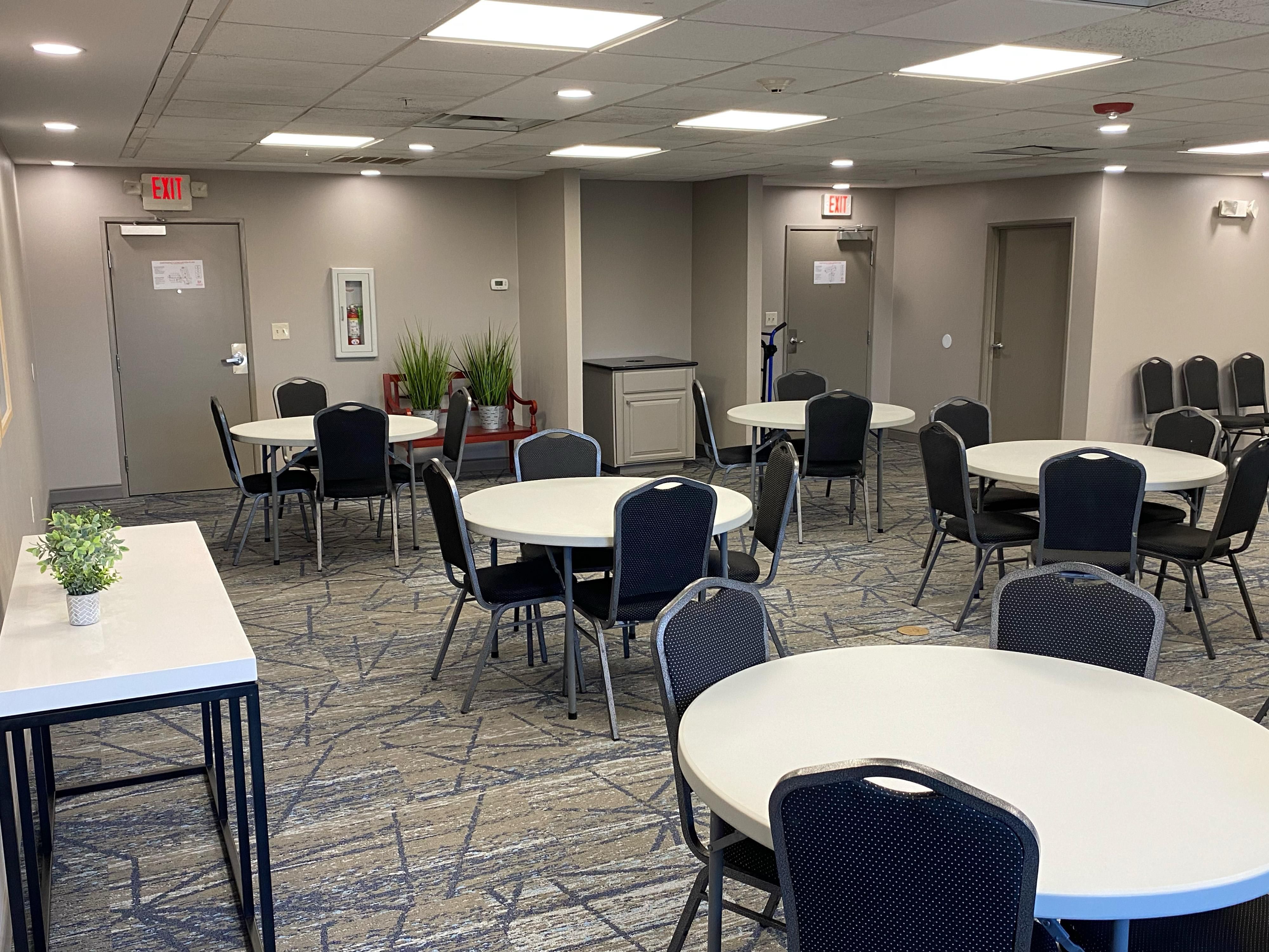 We have a meeting room to serve all your meeting needs for up to 50 guests.  Let's win together on your next meeting!
