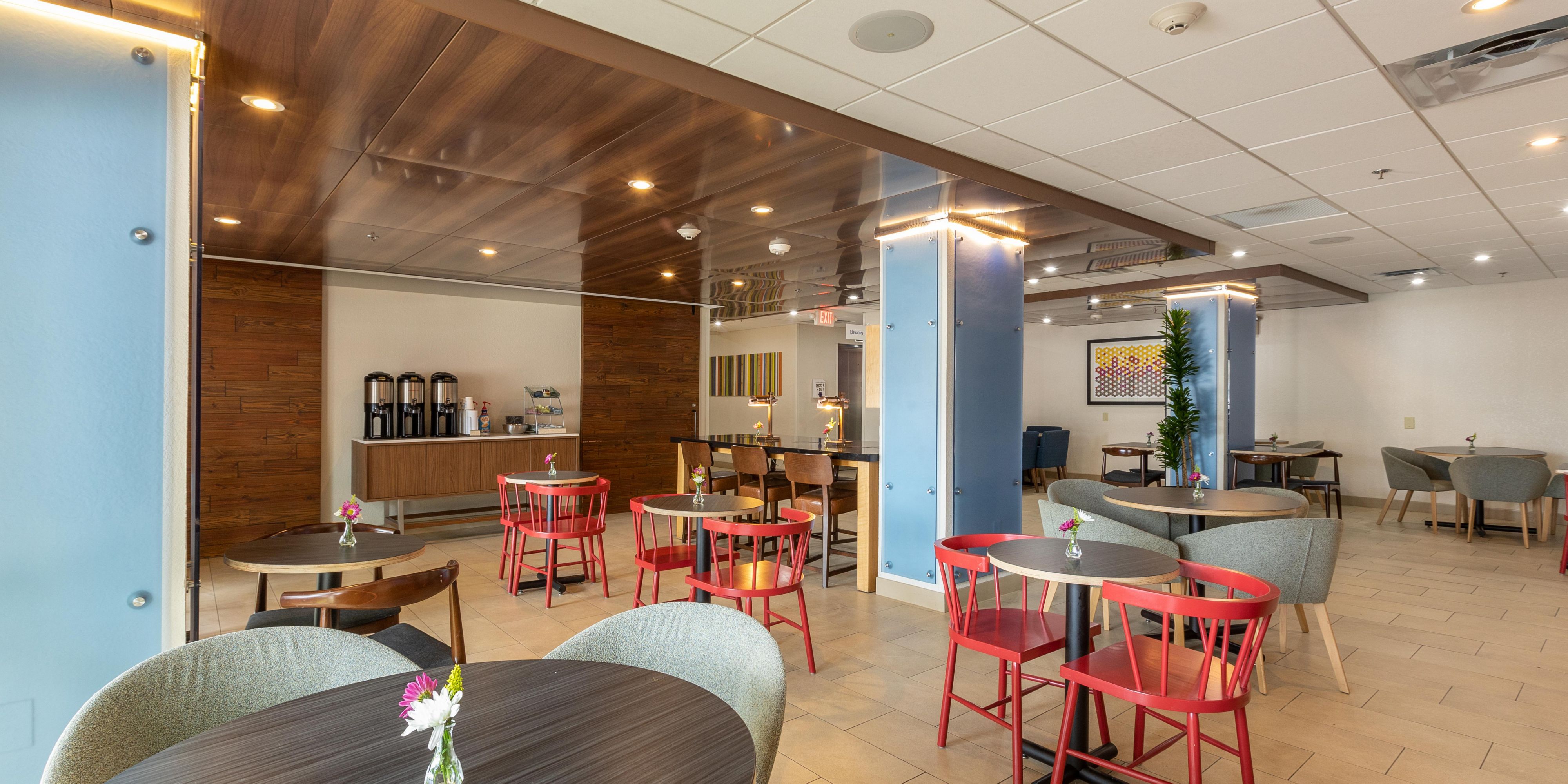 Start each morning in our lobby level breakfast area and enjoy a variety of items such as Egg White Vegetable Omelets, and Warm Cinnamon Rolls, as well as your choice of hot coffee, tea or juice.