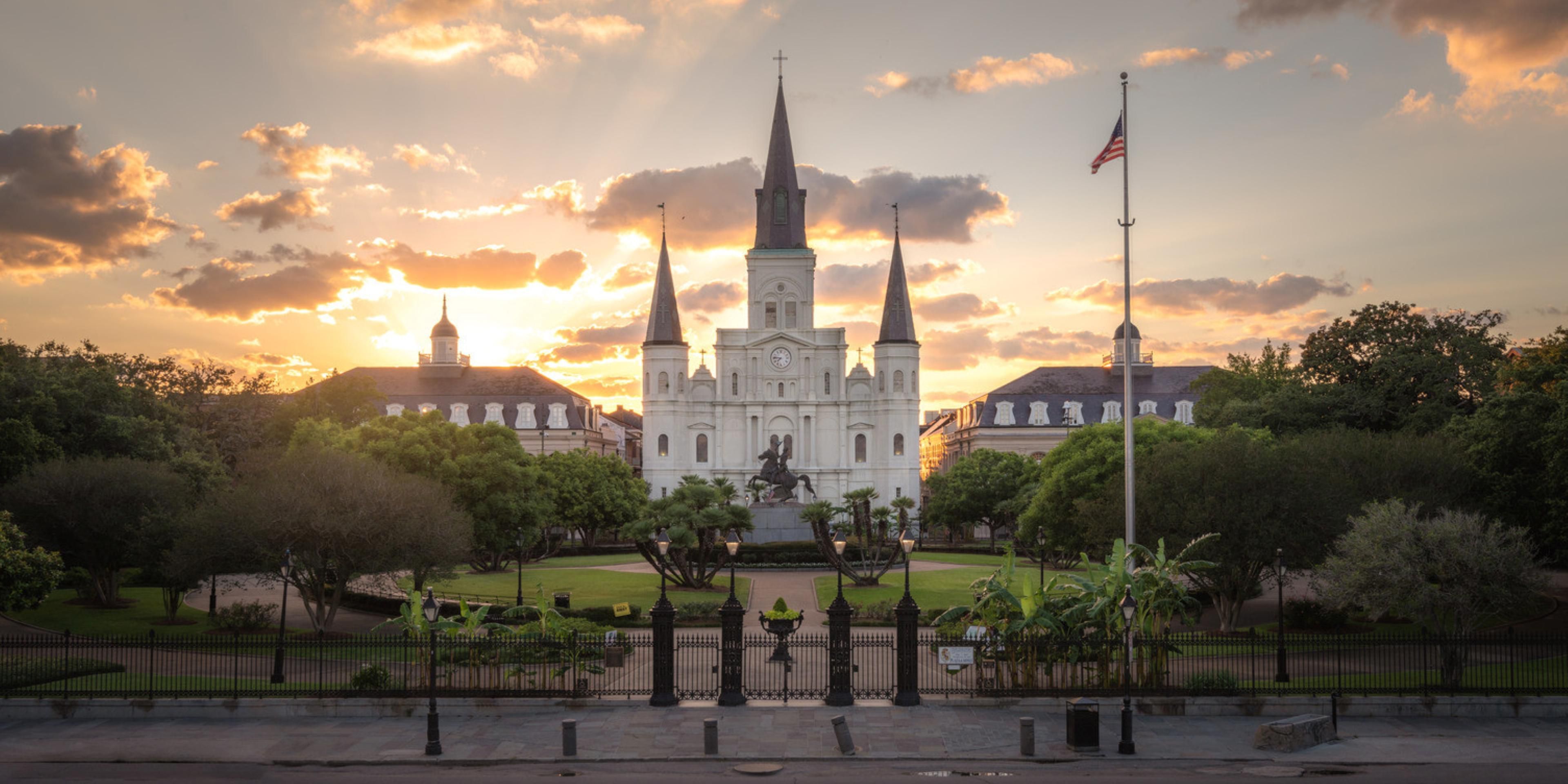 The hotel is located in the Central Business District of New Orleans and is just 4 blocks away from Bourbon Street and the French Quarter.