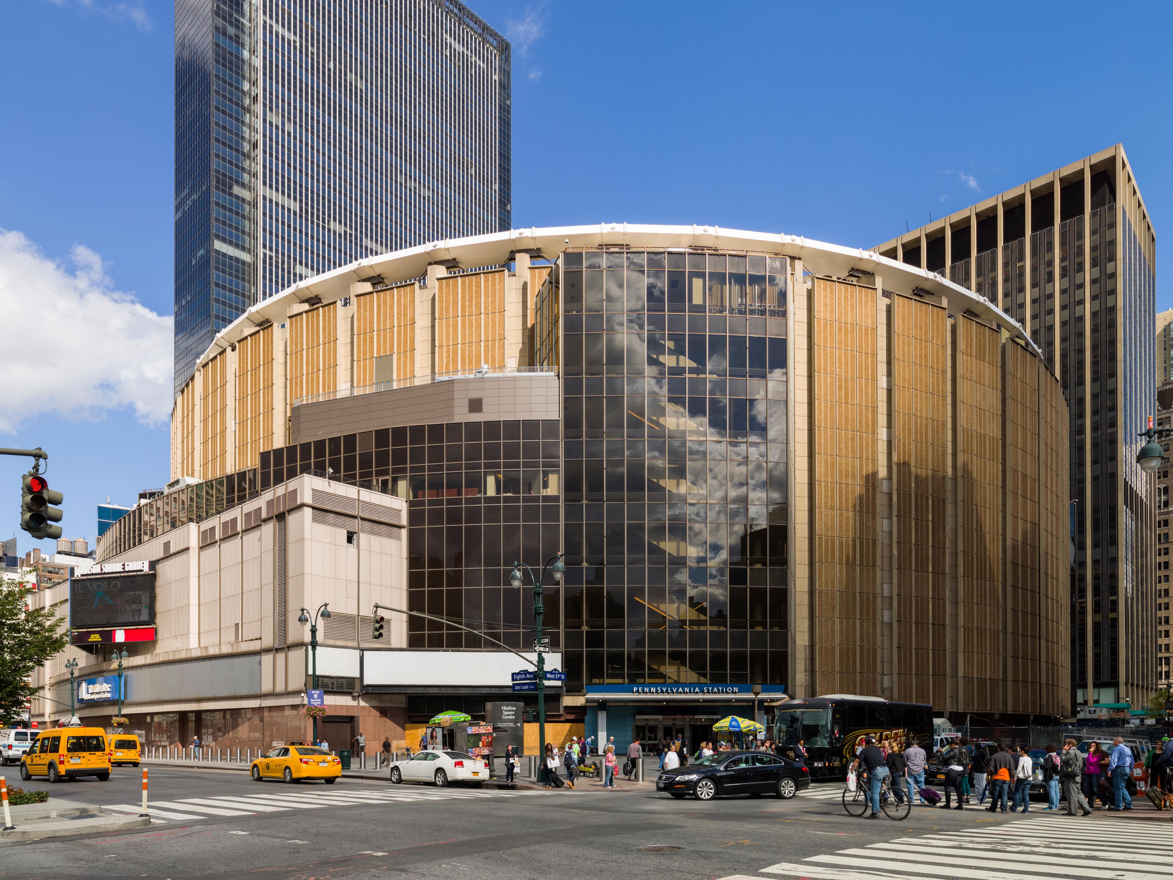 Baik menghadiri konser atau acara olahraga, Madison Square Garden berada tidak jauh.